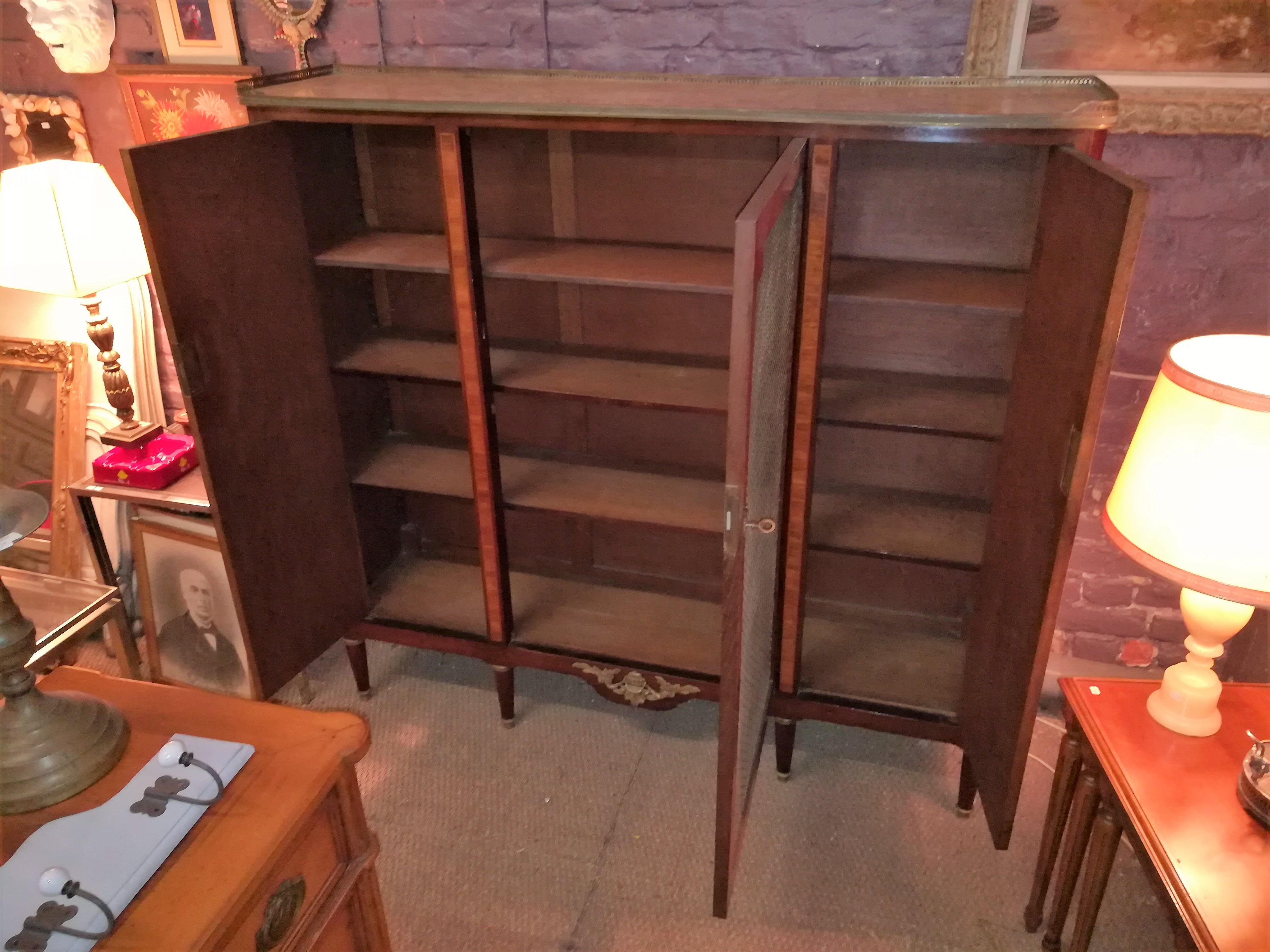 Library screen inlaid 3 doors