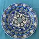 Assiette de collection artisanal, en céramique émaillée avec émaux, signe par Adiguzel Gini, Turquie