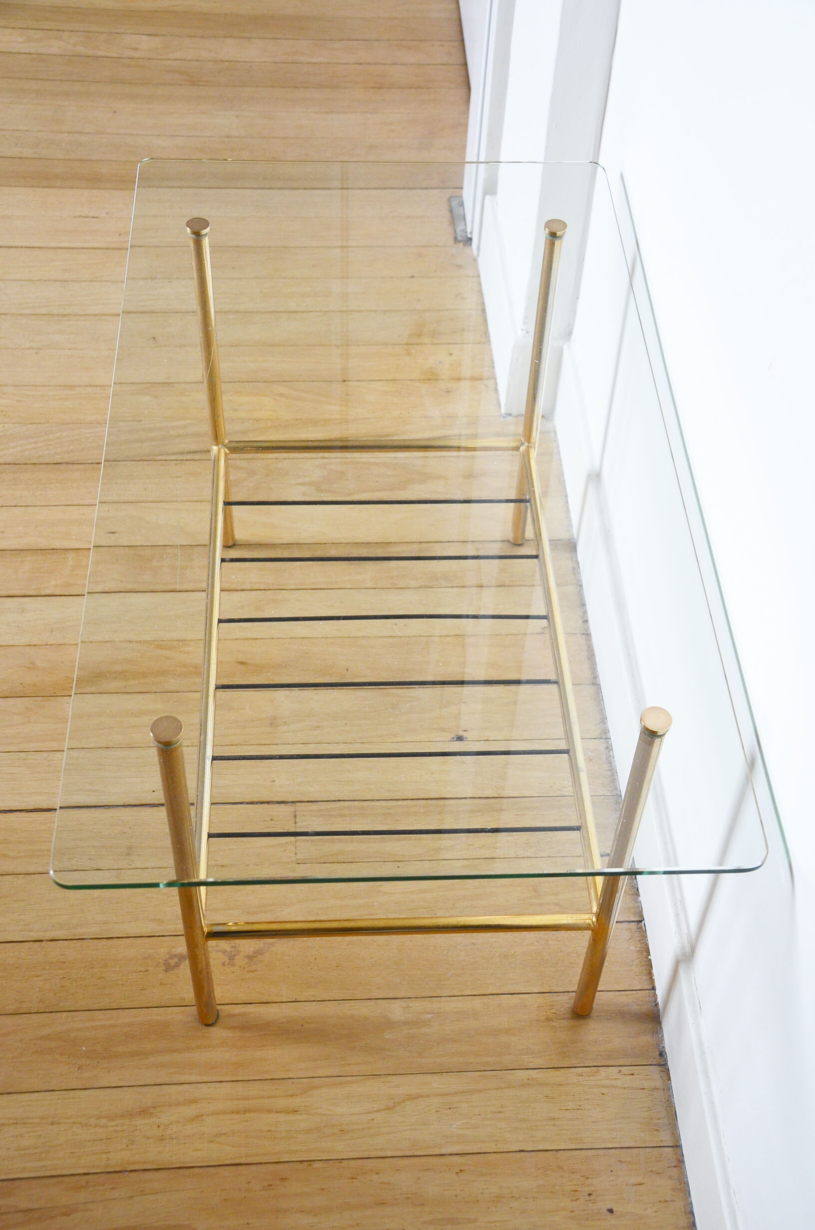Table basse verre laiton années 50 porte-revues