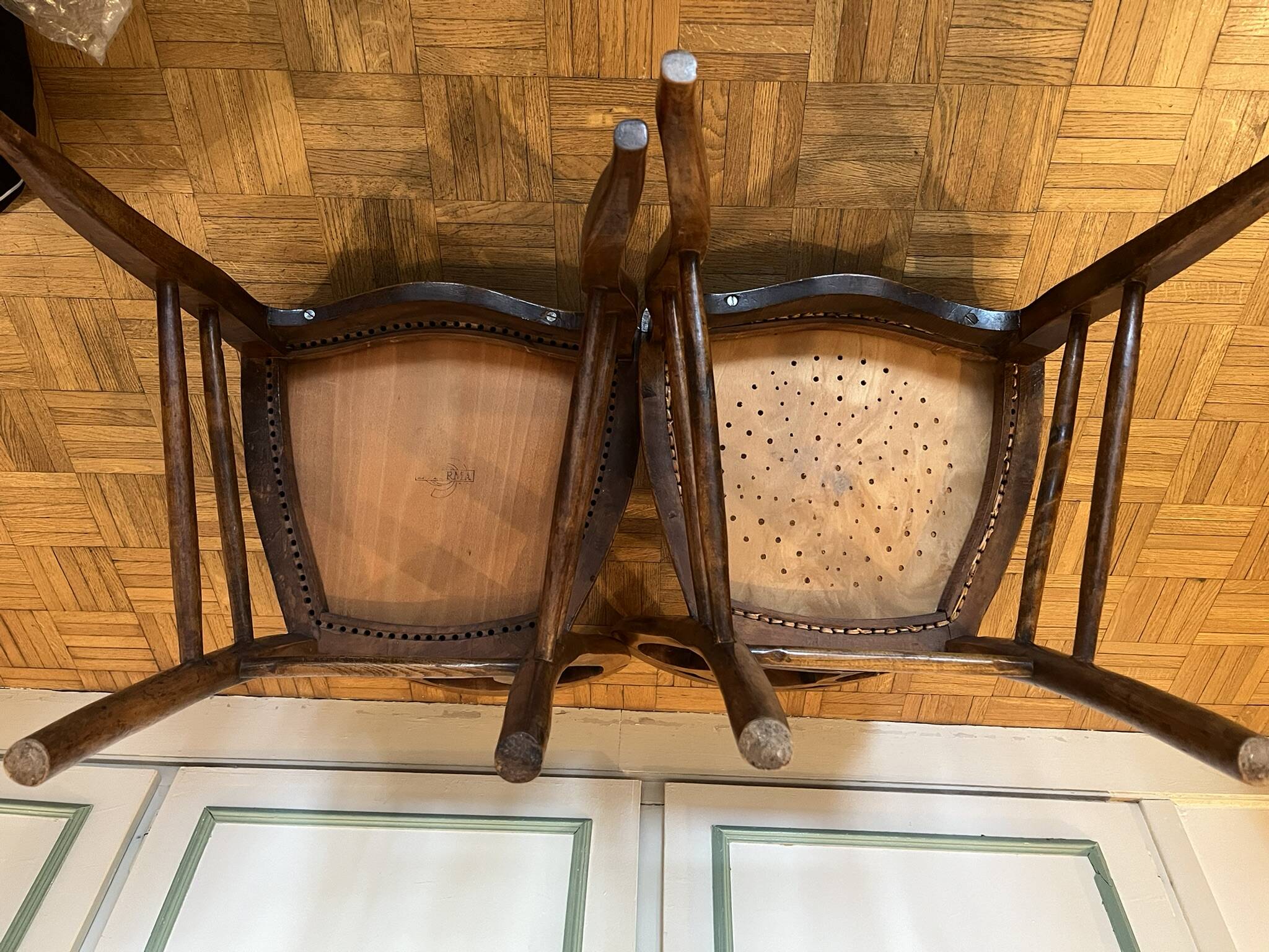 Pair of Art Nouveau curved wooden chairs, circa 1900 — Thonet style, ta