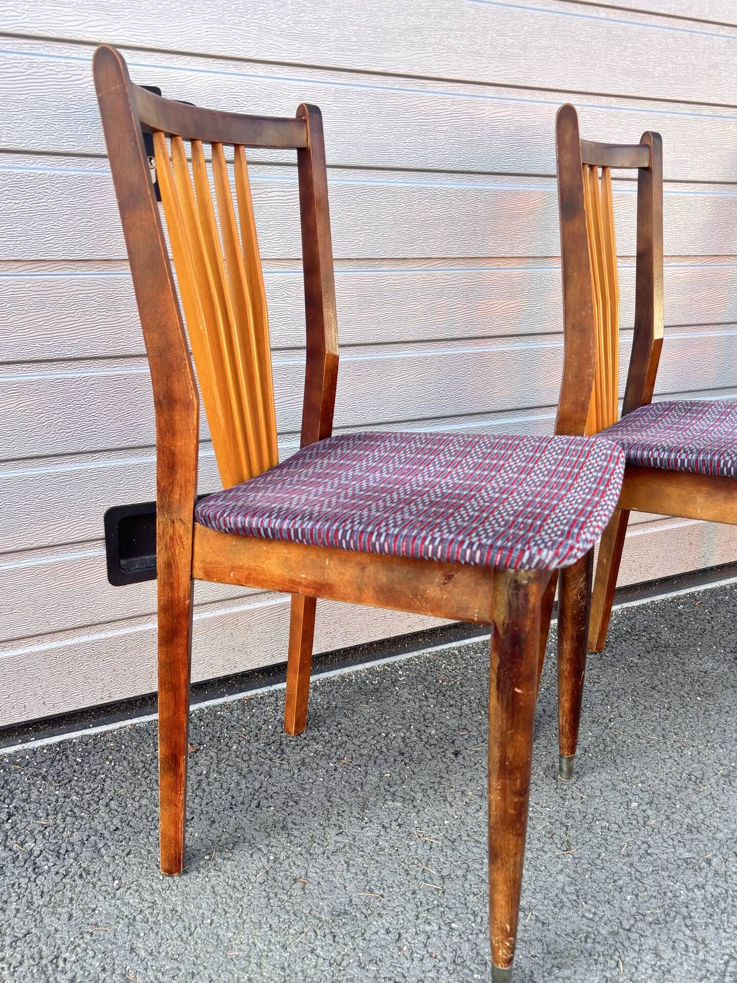 Set of 5 Scandinavian chairs in wood and checked fabric.