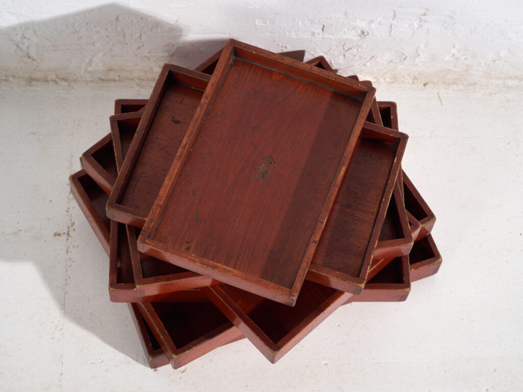 Plateaux japonais anciens empilables en bois teinté – période Taishō–Showa (c.1910–1940)