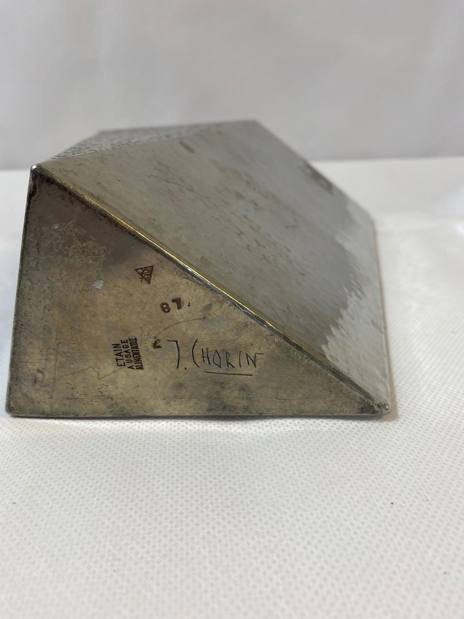 Tin vase hammered by Jean Chorin