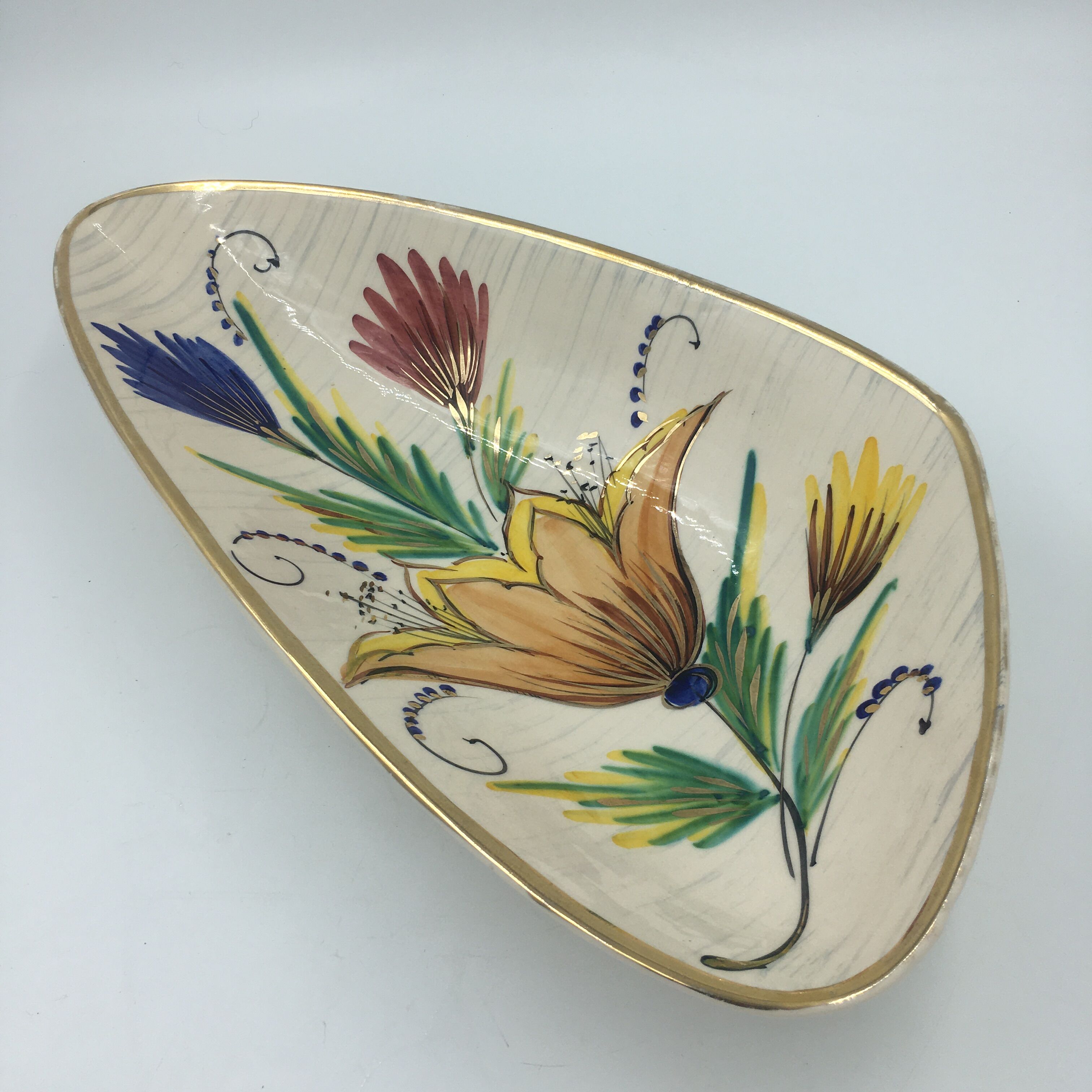 Triangular ceramic fruit basket