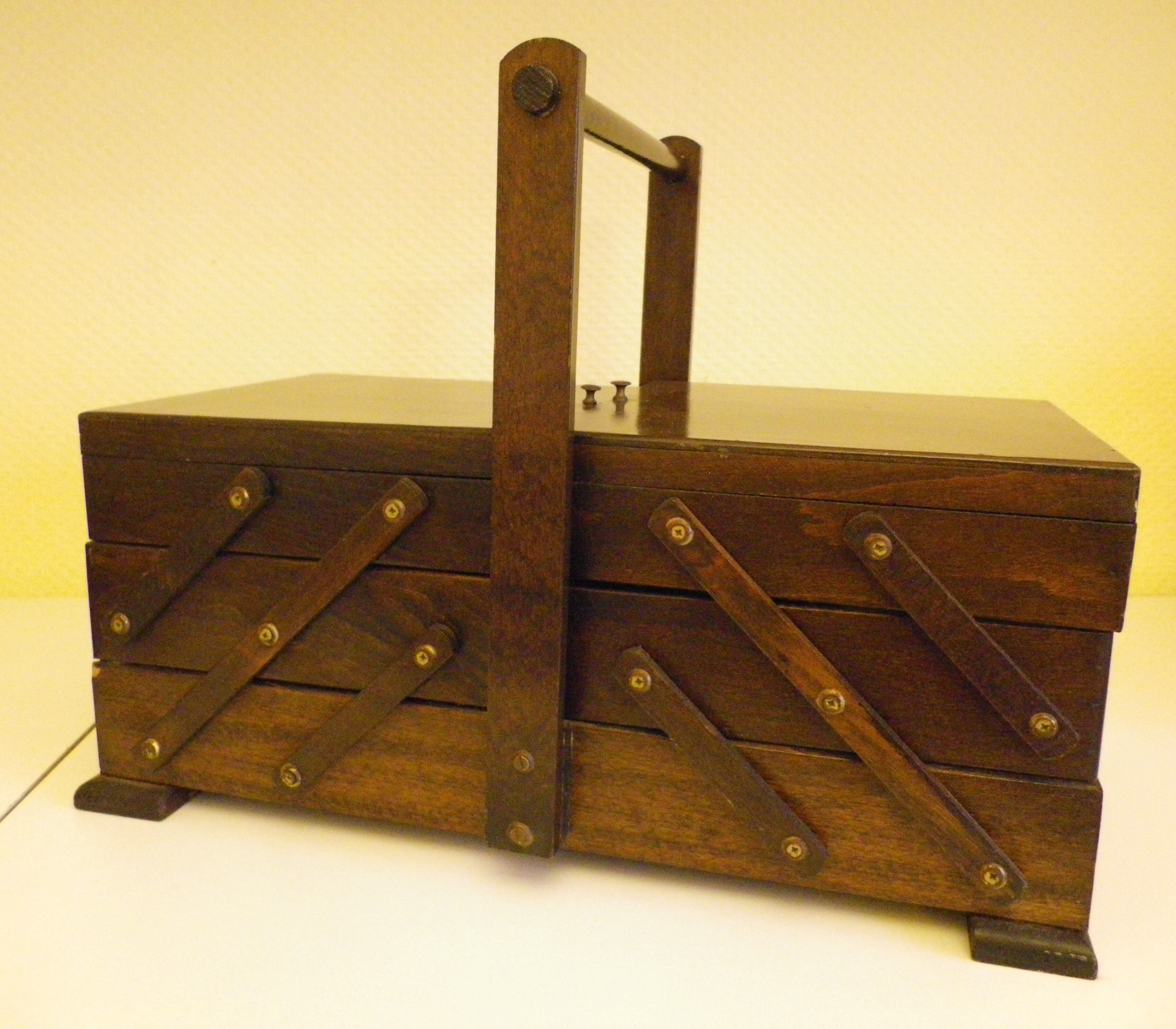 Wooden sewing box to lay from the 1960s/70s