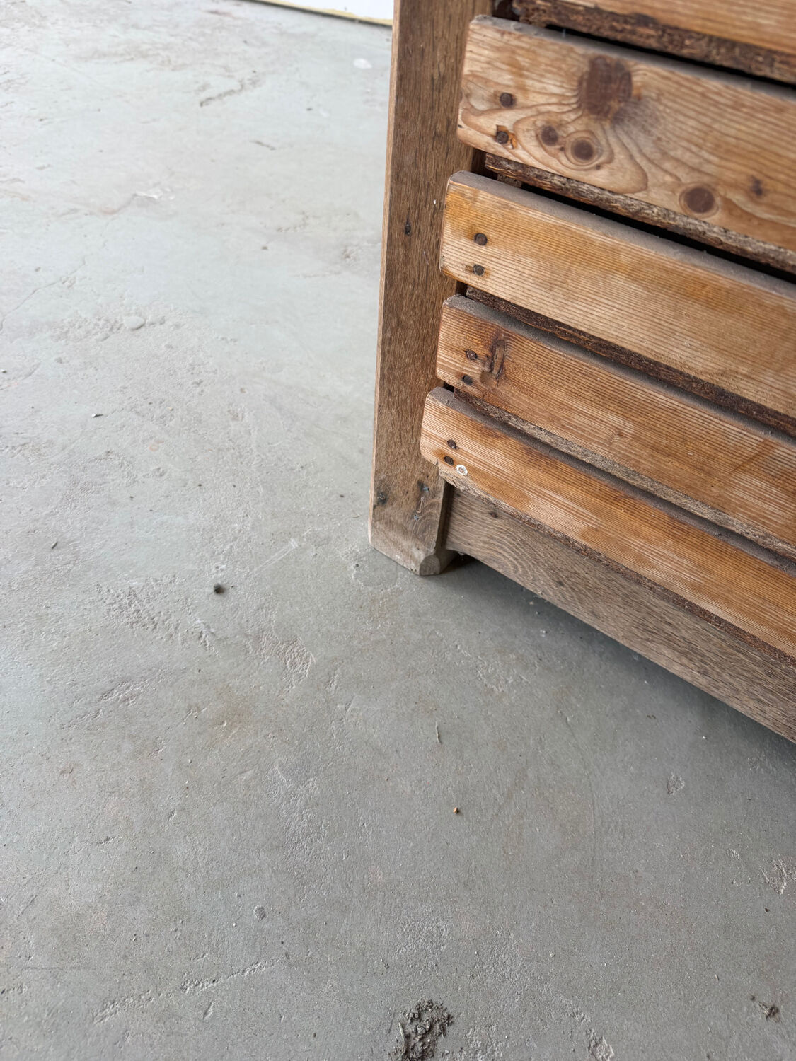 Low workshop cabinet with 8 drawers in solid wood, printing style.