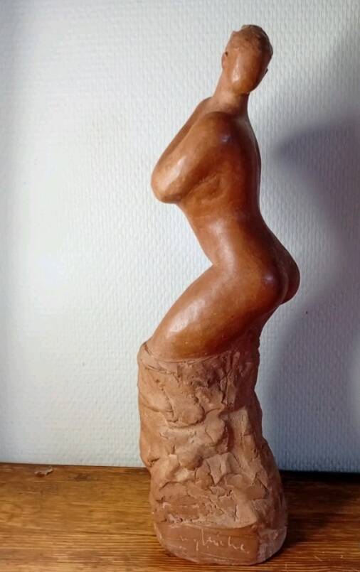 Sculpture de femme Terre
