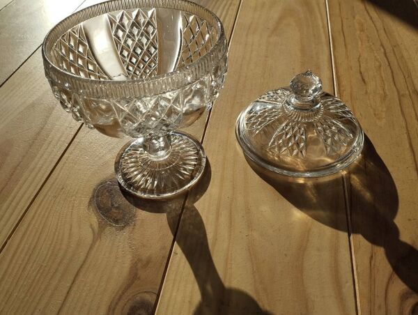 Bonbonnière sur pied en verre pressé – Design fin, esprit Art Déco