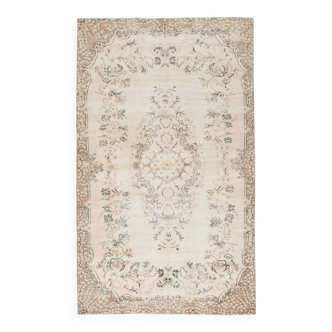 Rare tapis vintage fait main tons rose poudré et beige, motifs floraux