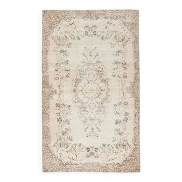 Rare tapis vintage fait main tons rose poudré et beige, motifs floraux