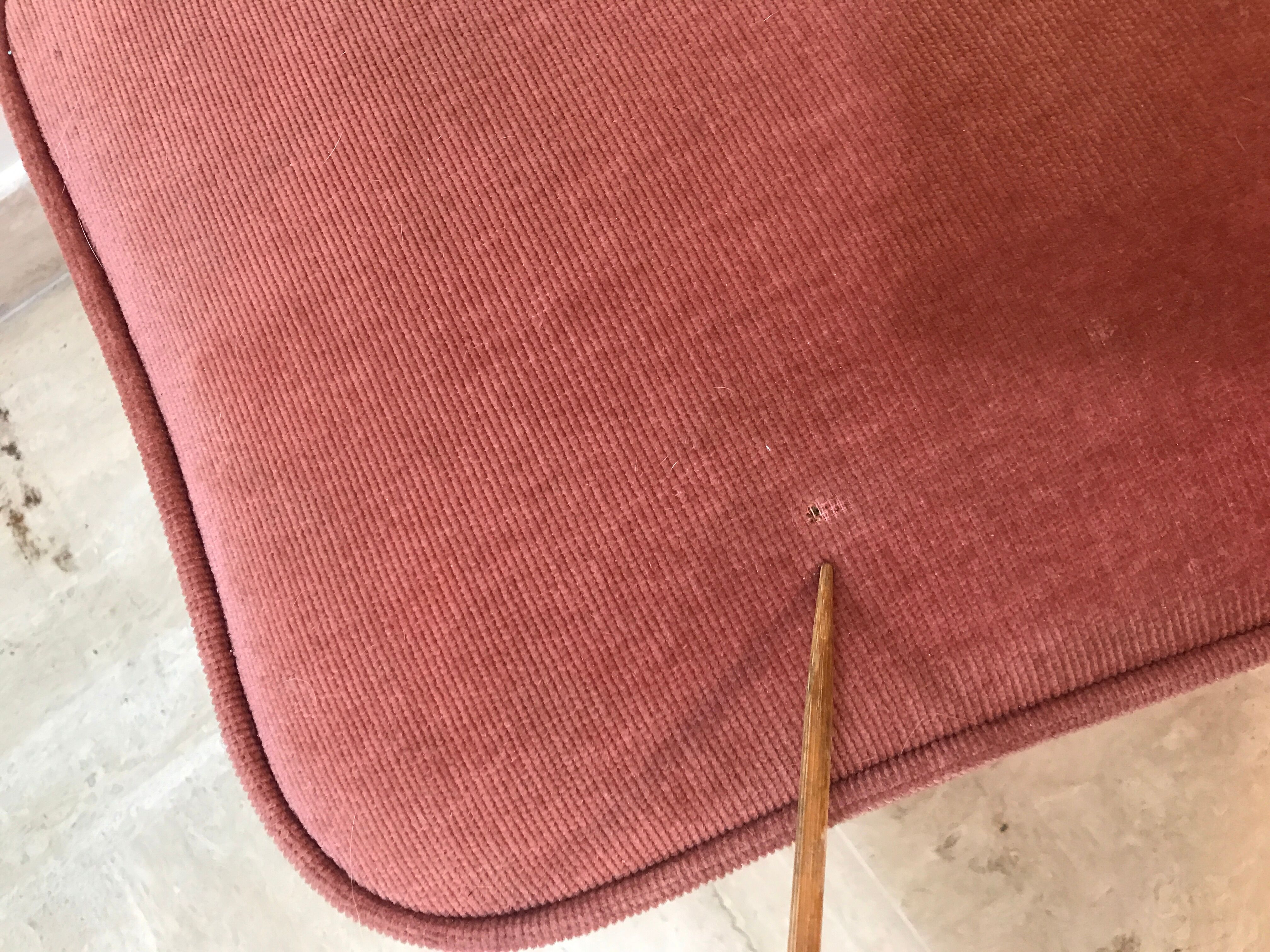 Pink velvet pouf with fringes