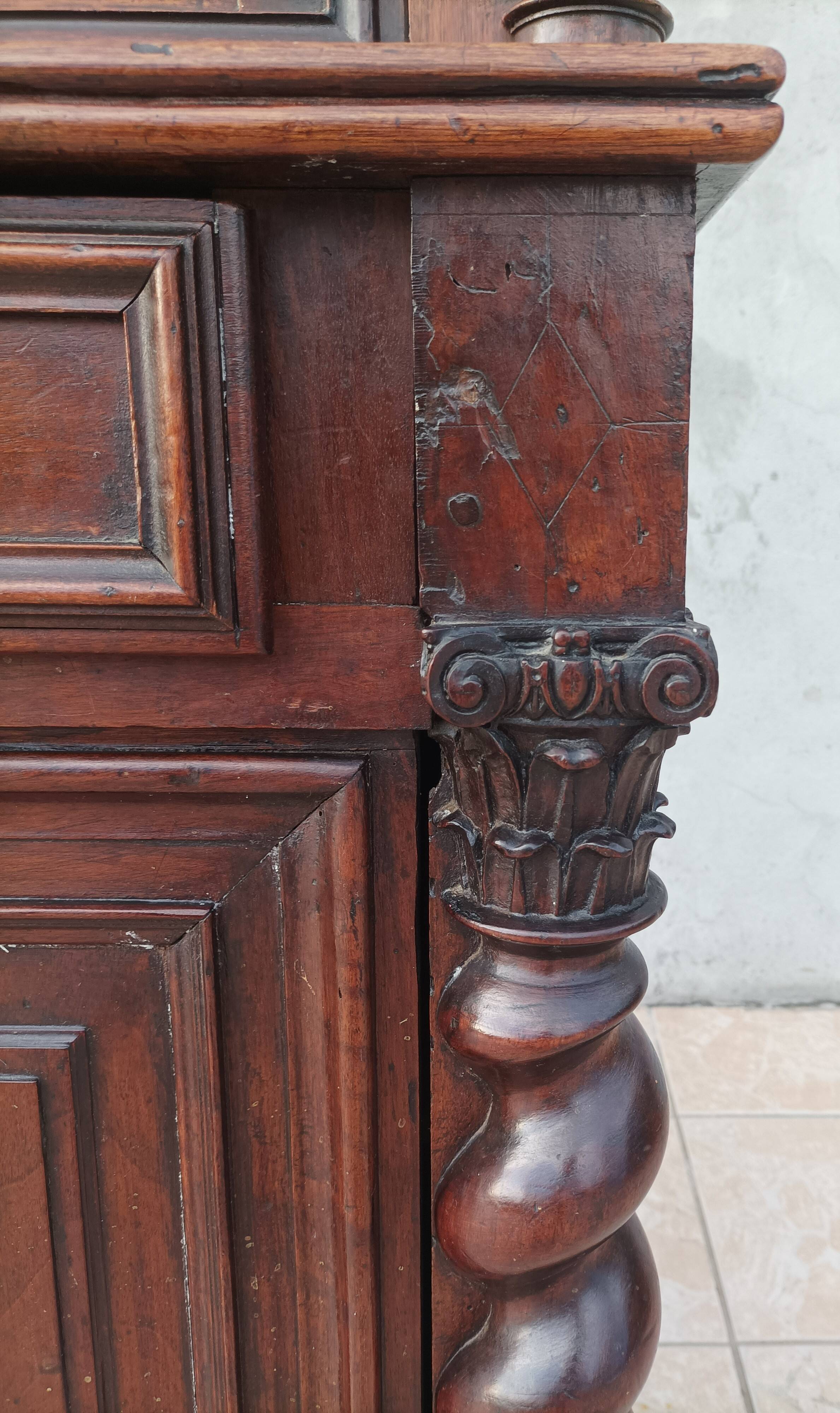 Buffet Louis XIII en noyer