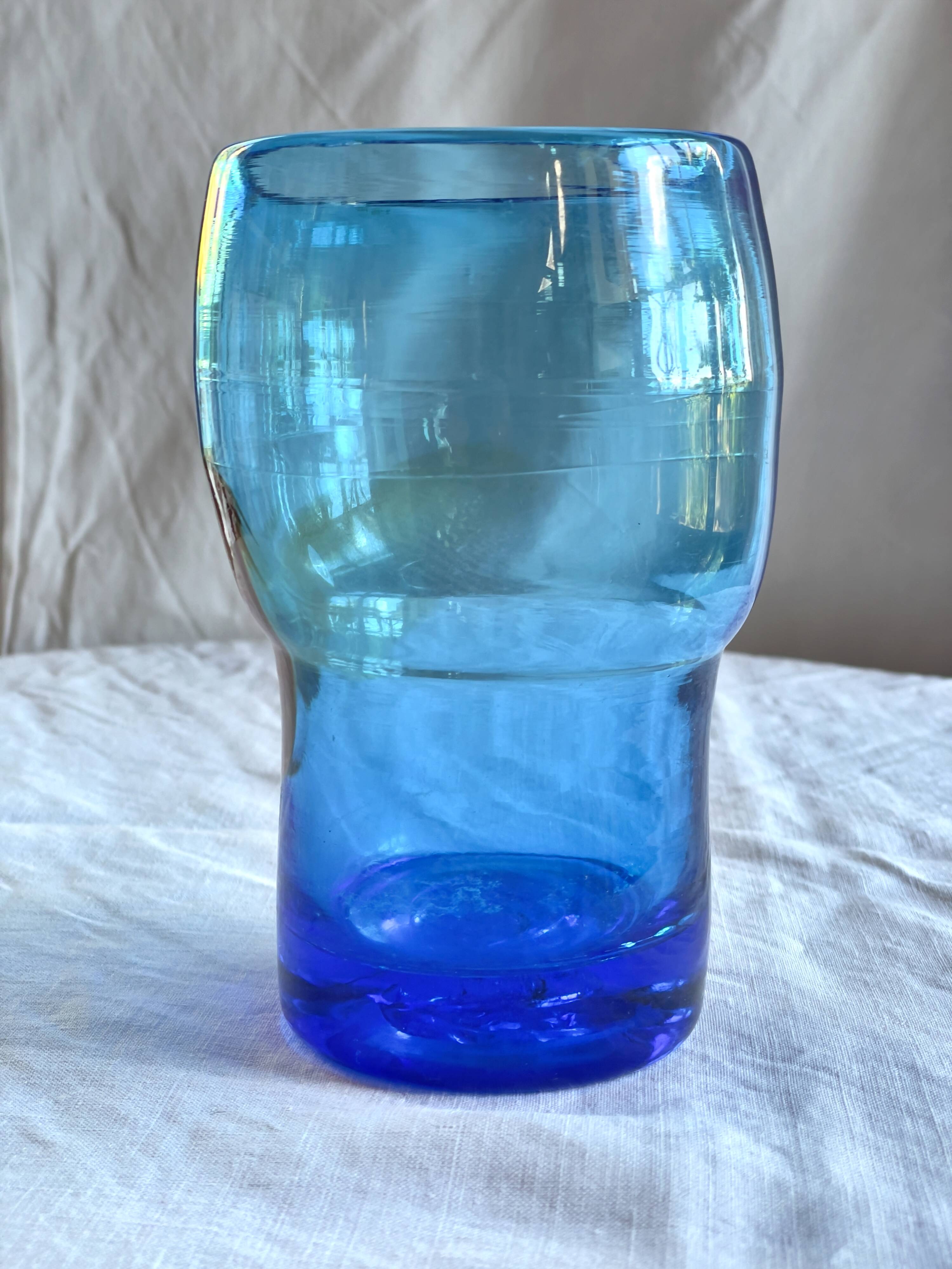 Saisissant vase  pâte de verre bleue / Bob le Bleïs/ Verrerie Maure-Vieil
