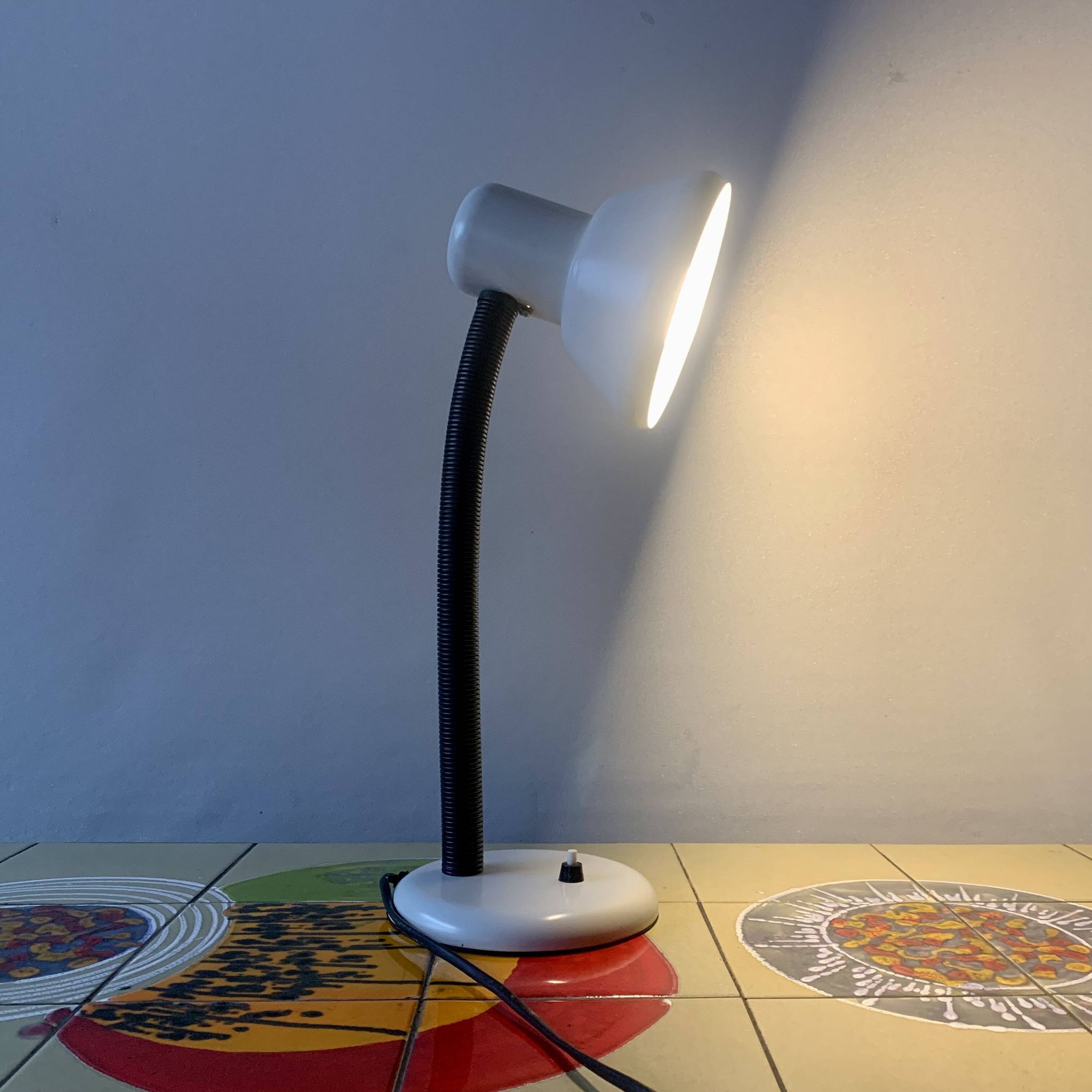 Lampe de bureau métallique vintage blanche et noire
