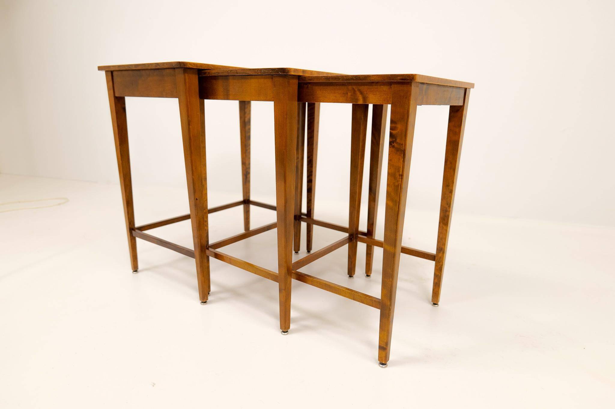 Tables gigognes Art déco en acajou et bouleau teinté, NK Suède, années 1940