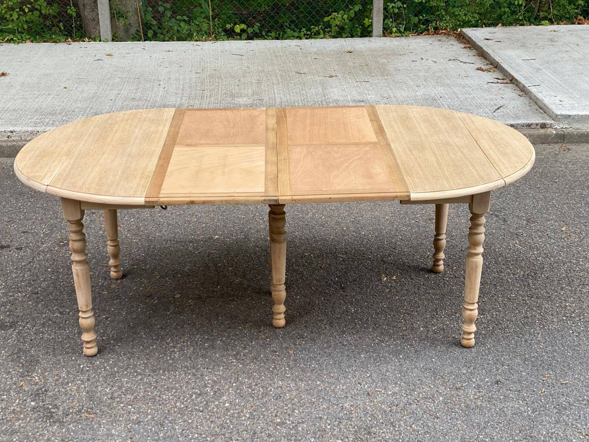 Table à manger ronde volets extensible Louis Philippe décapée en chêne brut
