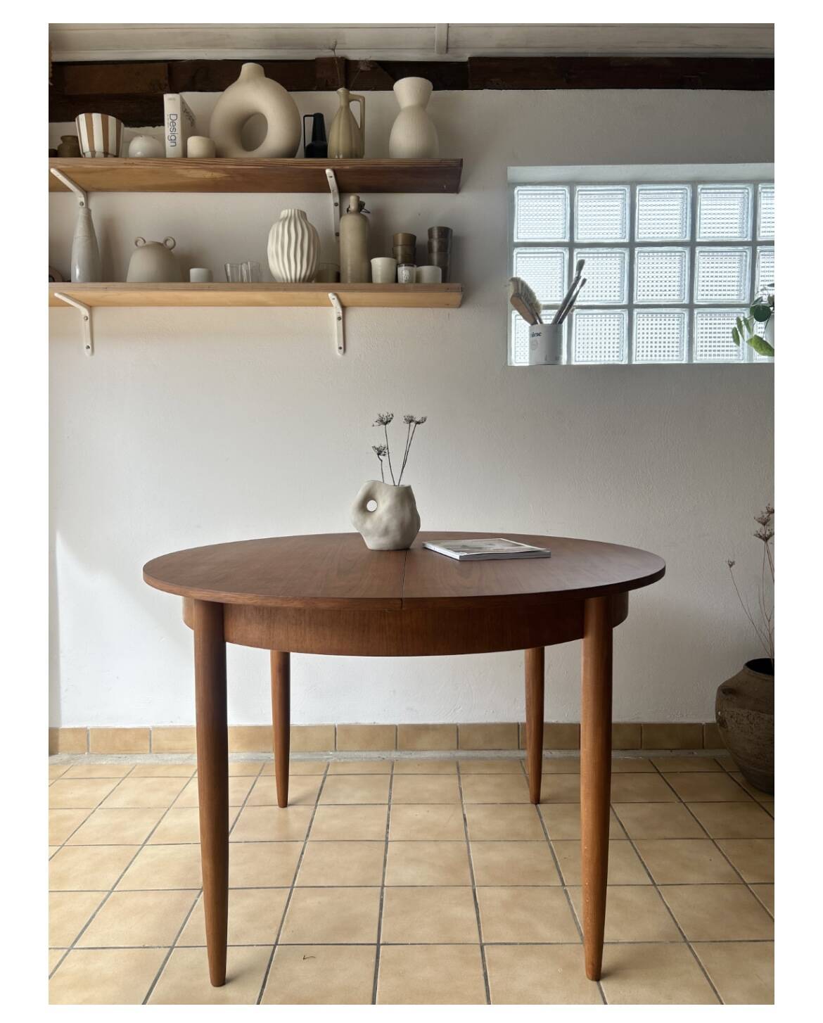 Extendable round table from the 1960s