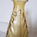 Vase en verre moulé jaune décor Art Déco