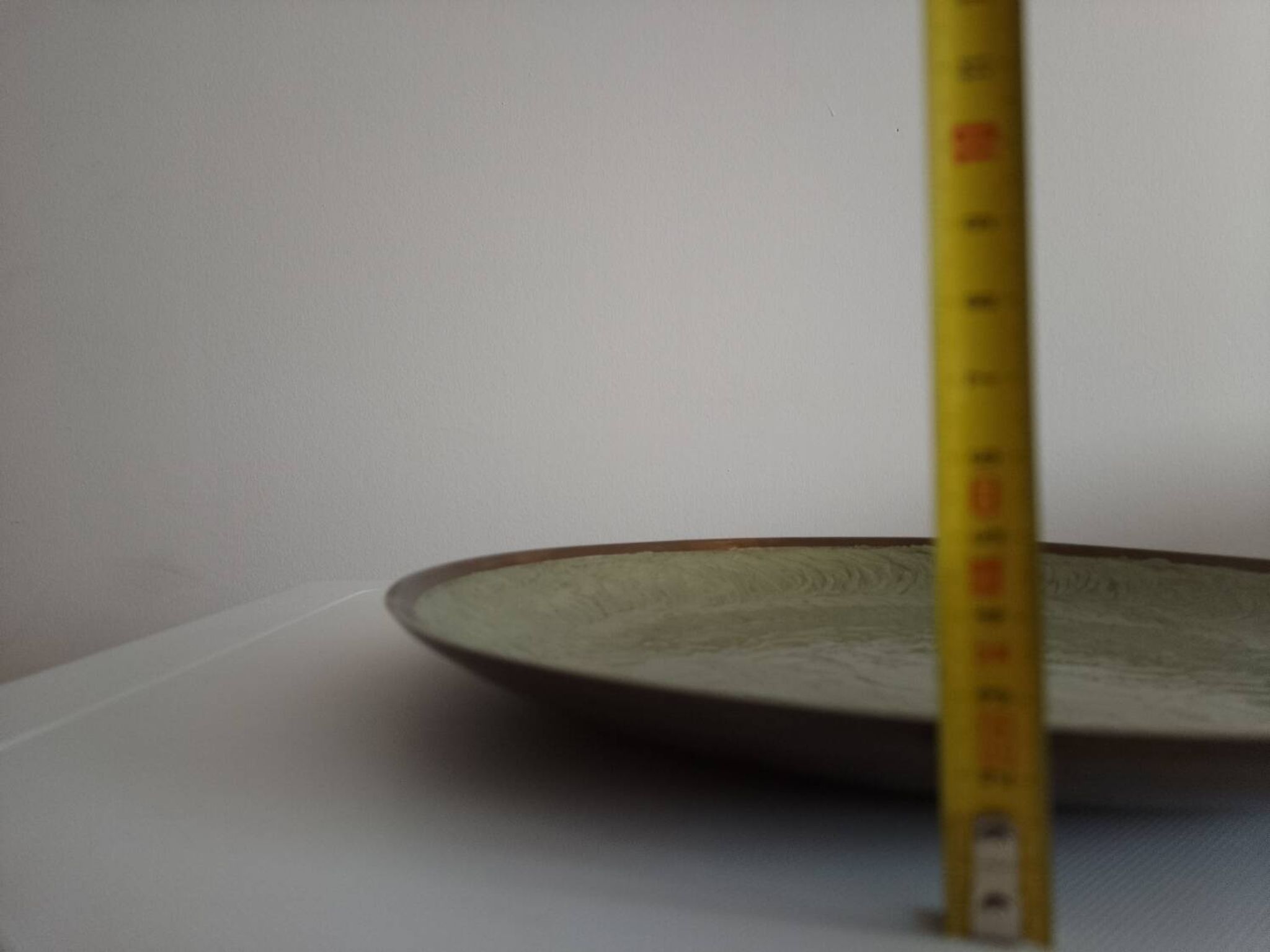 Plat cloisonné et laiton