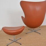 Fauteuil Egg et son repose pied d’Arne  Jacobsen  Edité par Fritz Hansen.