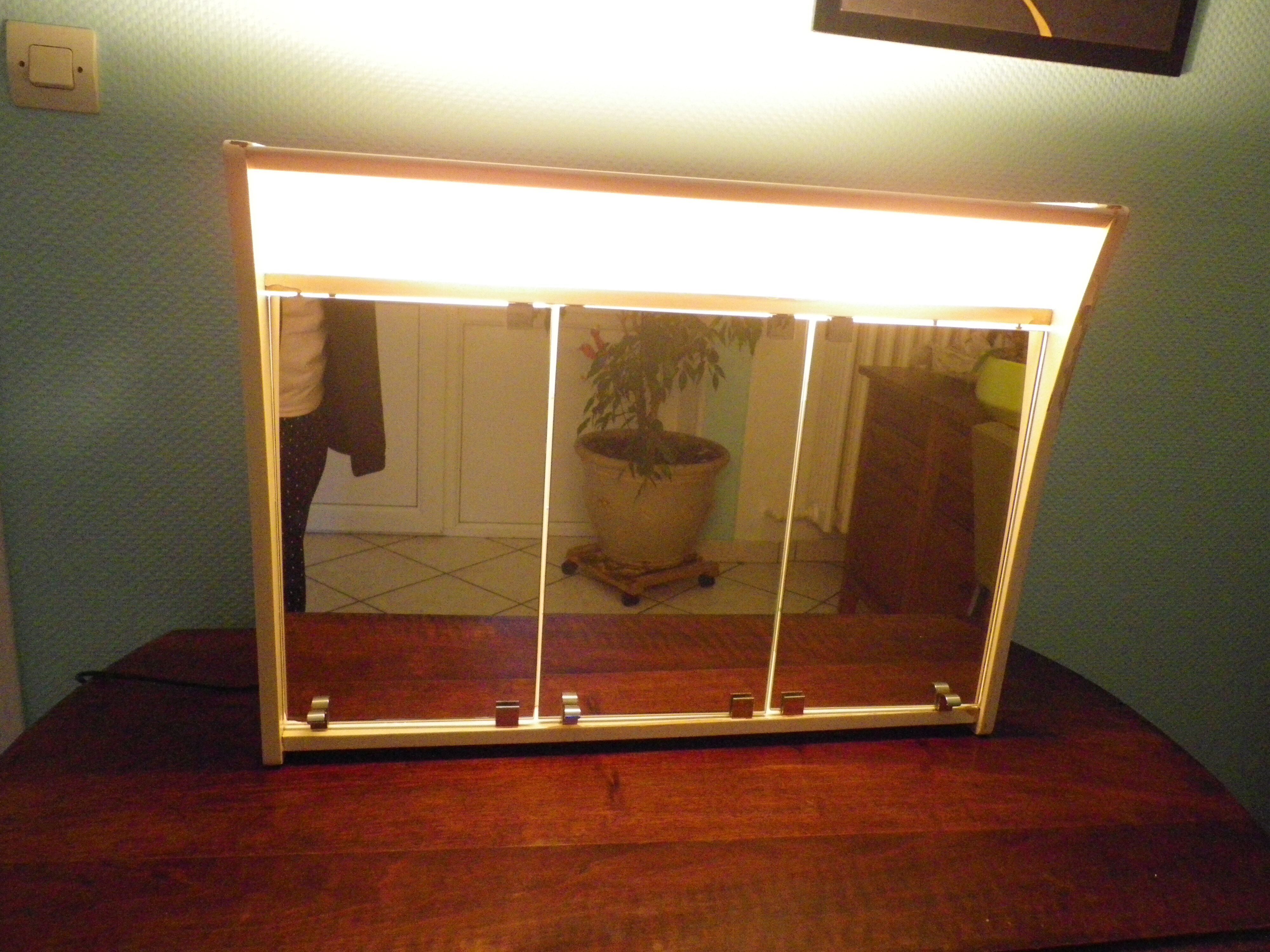 Pharmacy cabinet, 3 mirror doors, double lighting, power outlet and Bakelite switch