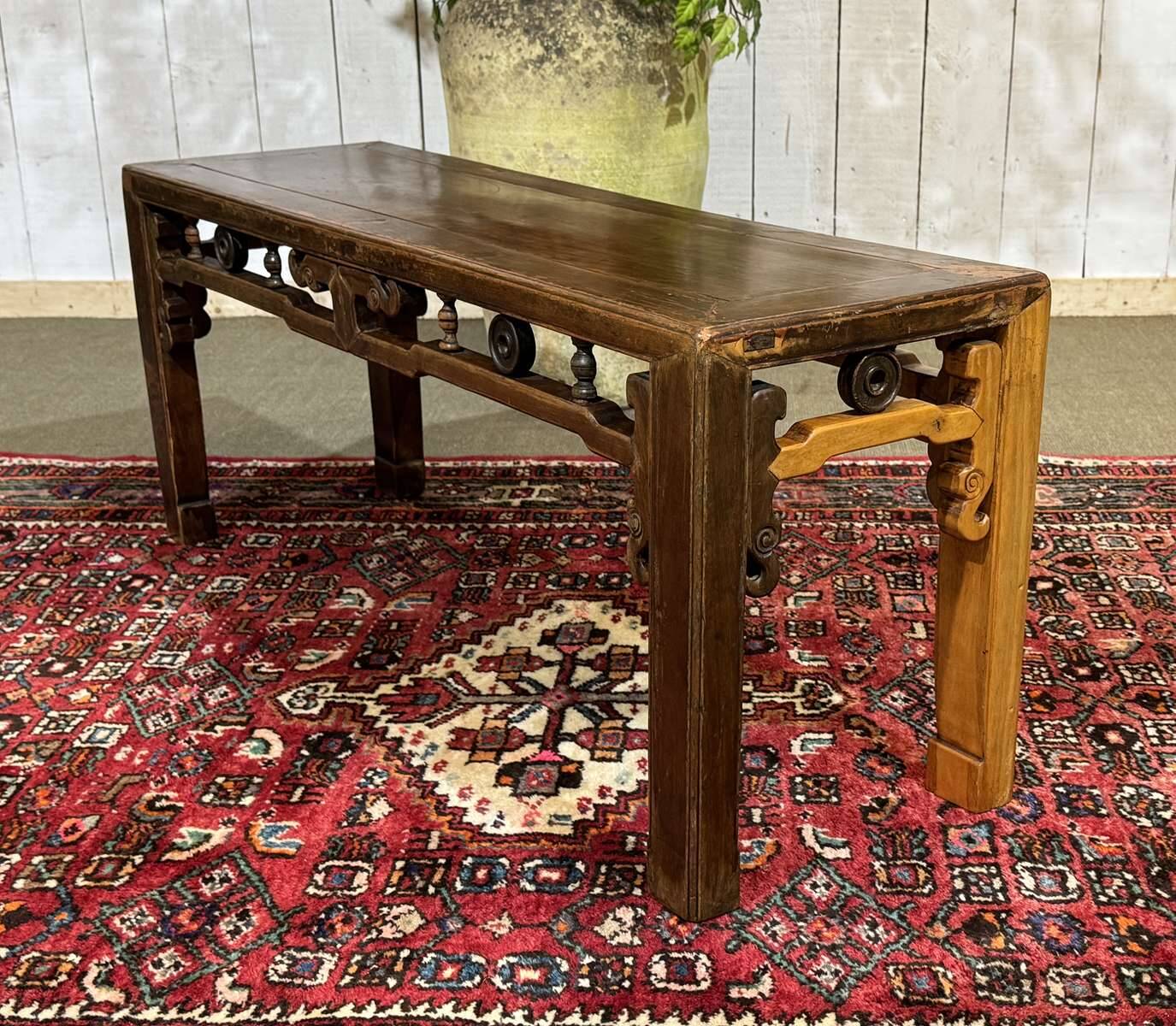 Table basse chinoise en teck et orme des années 80
