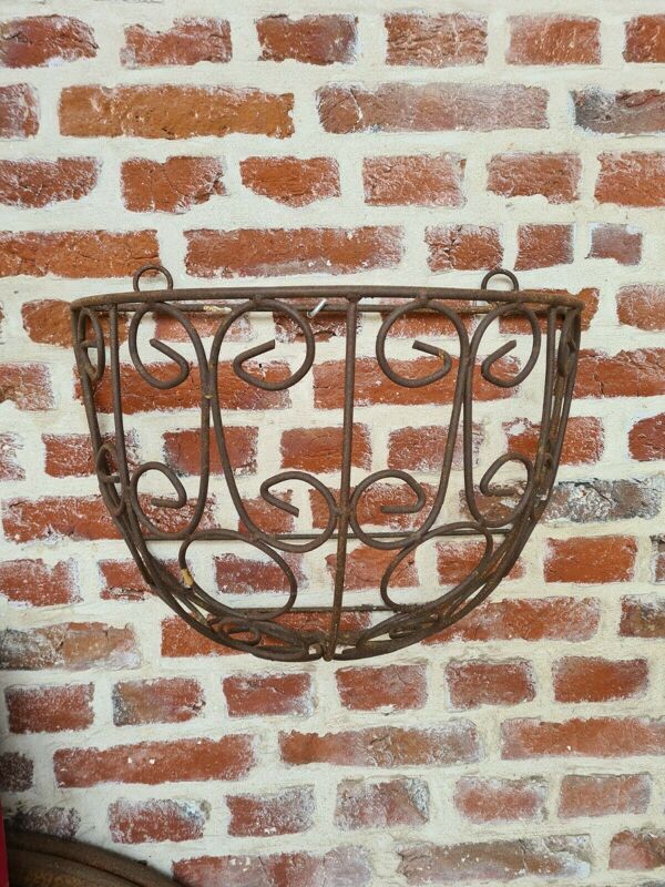 Jardinière murale en fer forgé