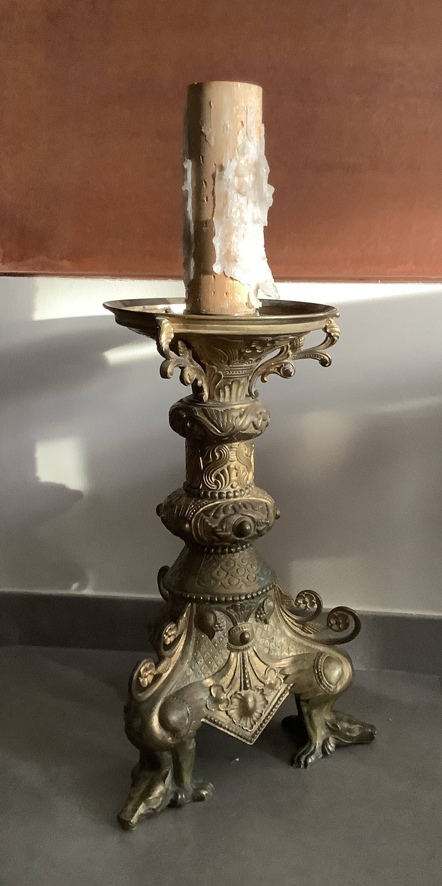 Large bronze candlestick with tripod and winged dog decoration, 19th century.