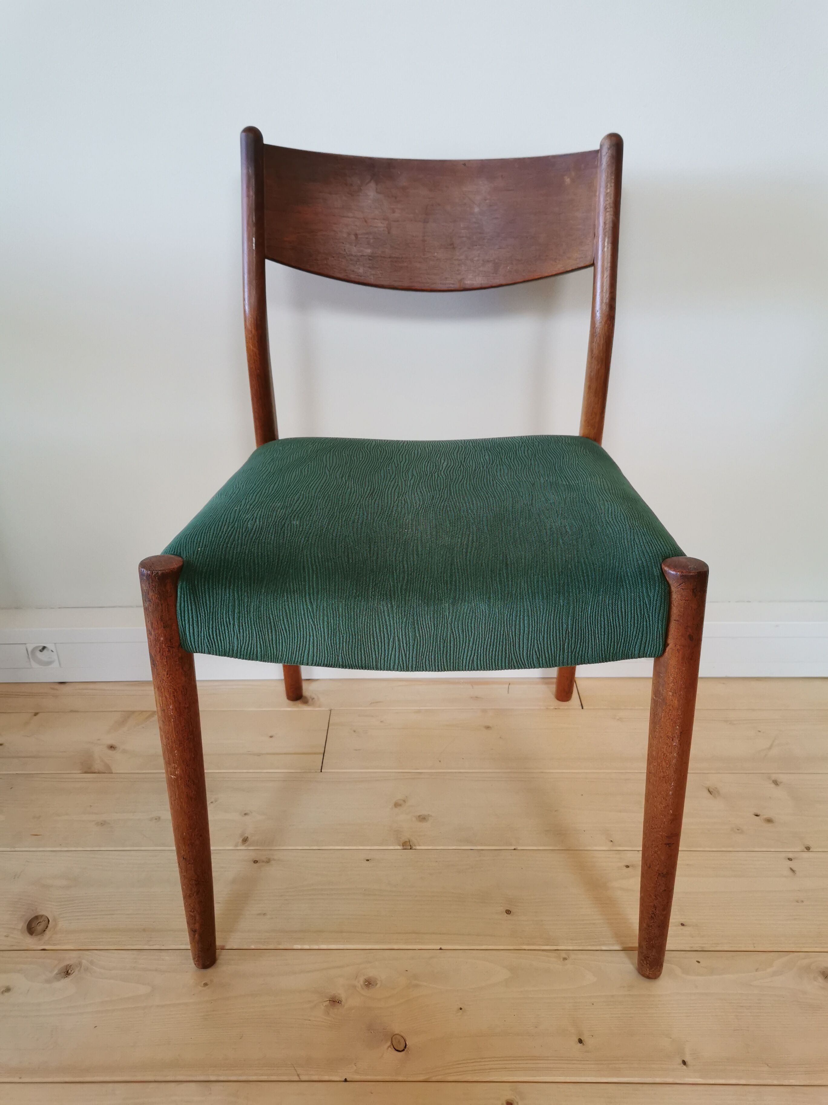 Lot of 6 chairs in 60s Scandinavian style teak