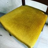Chaise en noyer avec assise en velours moutarde