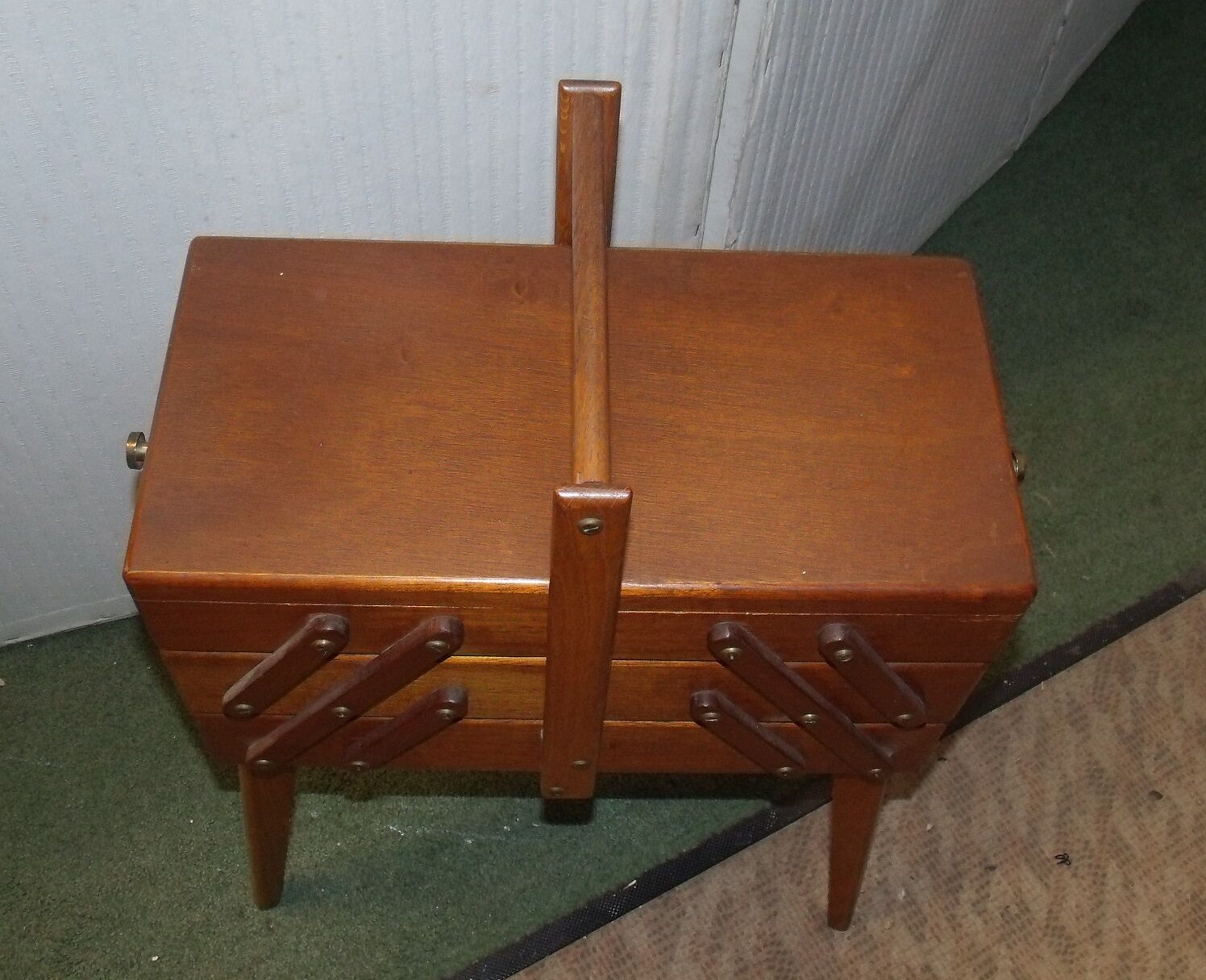 Box worker sewing box wood 1950 book