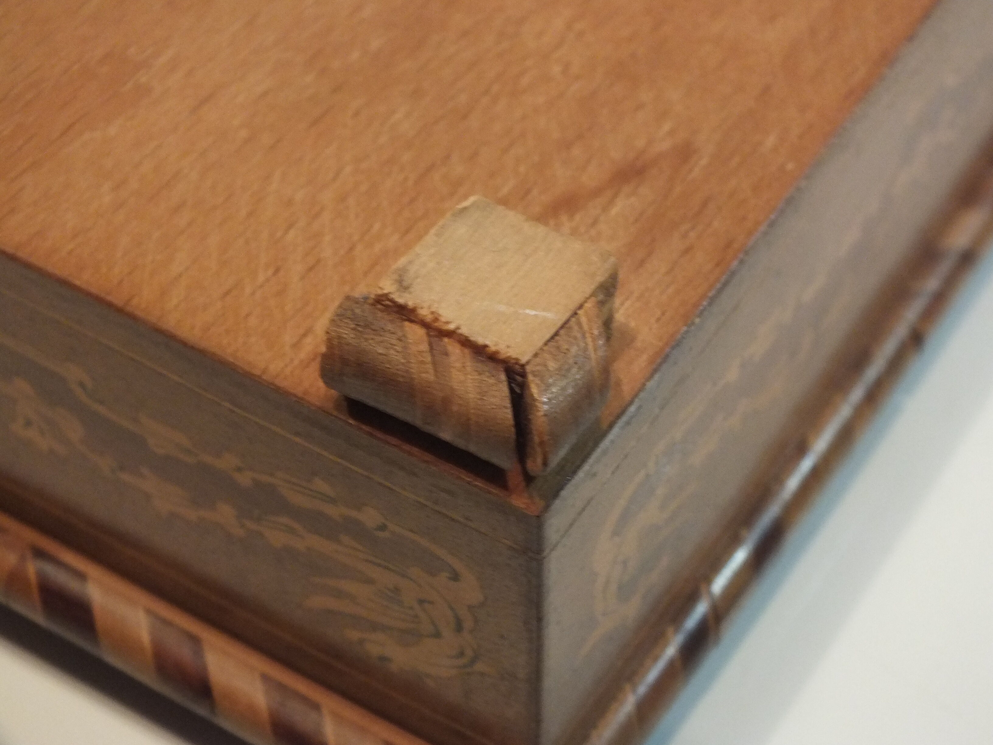 Ancien coffret à bijoux capitonné en marqueterie