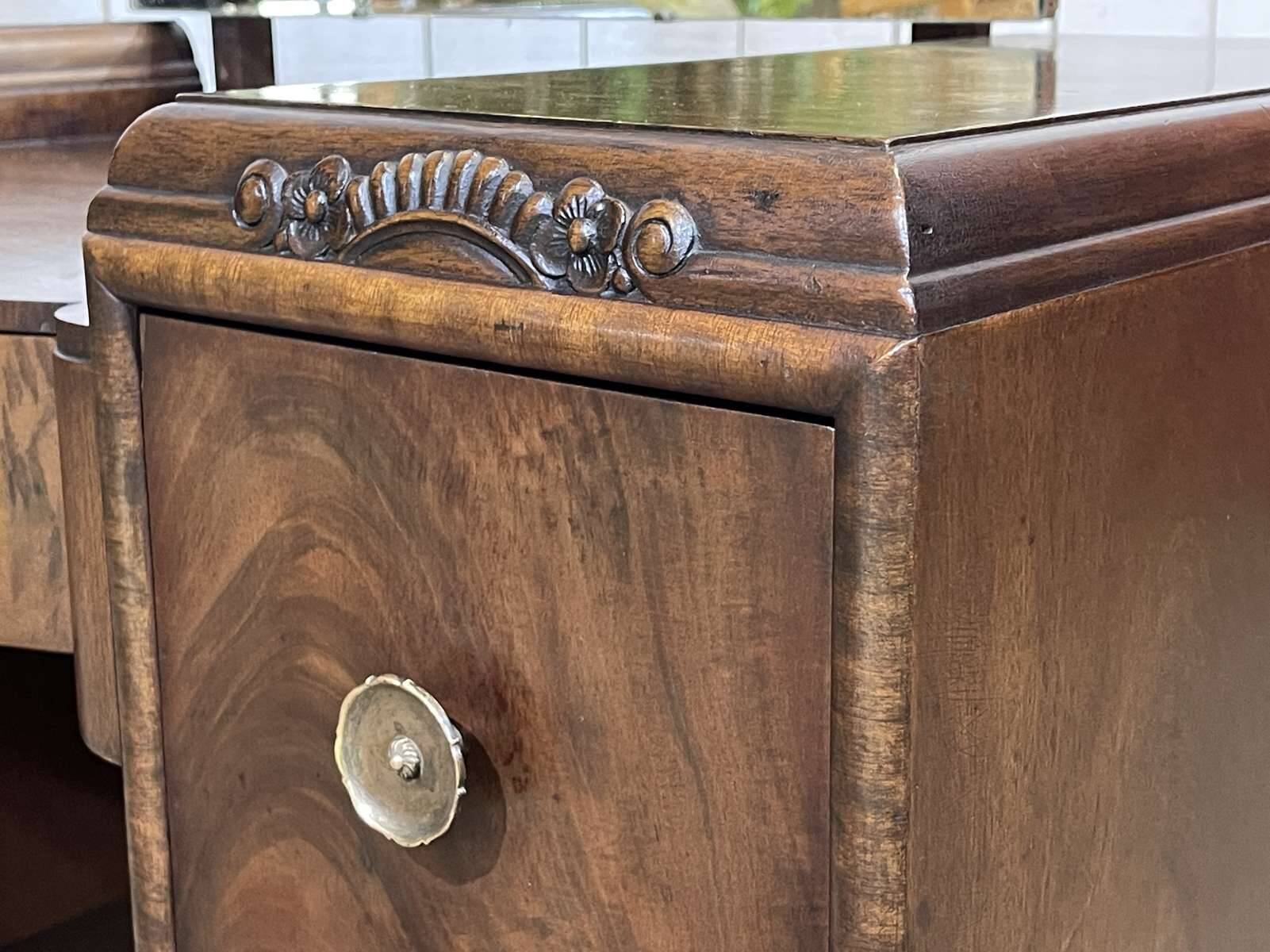 Art Deco English hairdresser in walnut from the 1930s.
