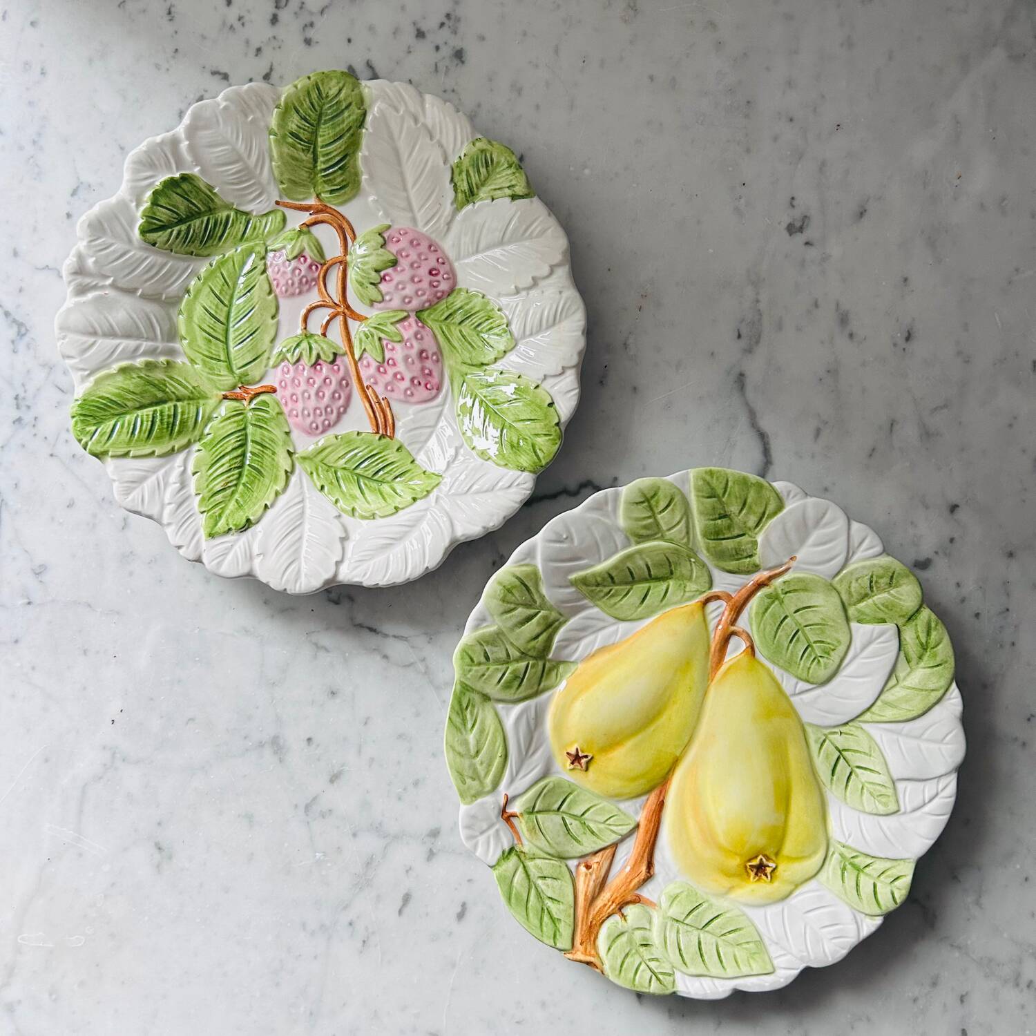 Paire d’assiettes en barbotine made in Italy