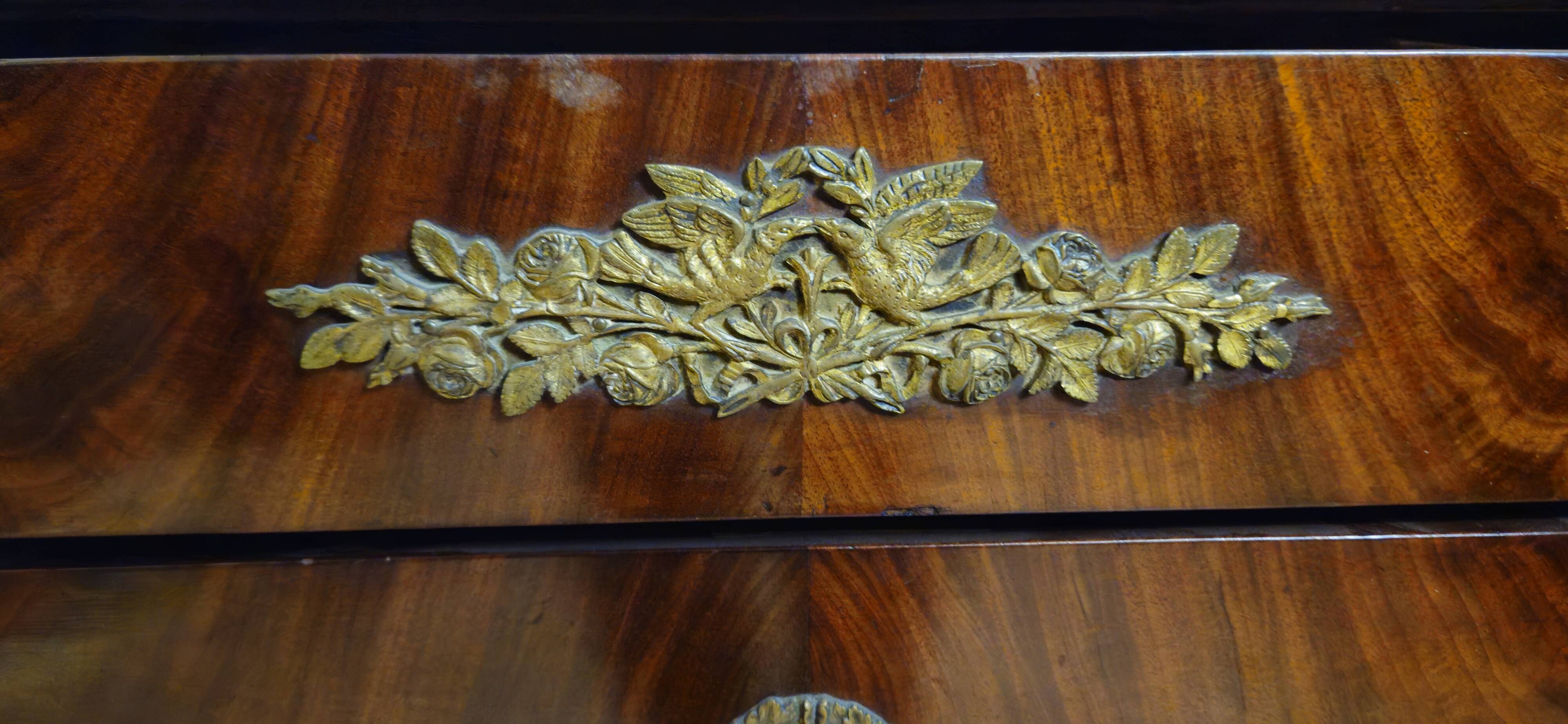 Empire period commode in flame mahogany – detached columns –