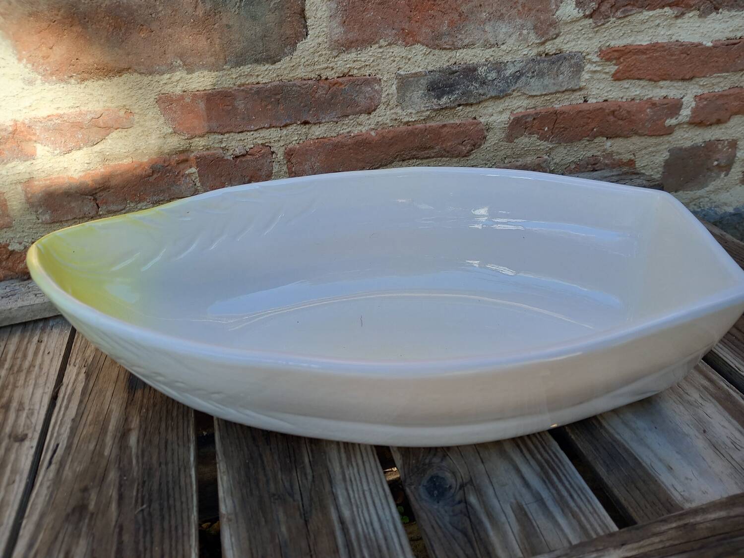 Earthenware dish with endive patterns