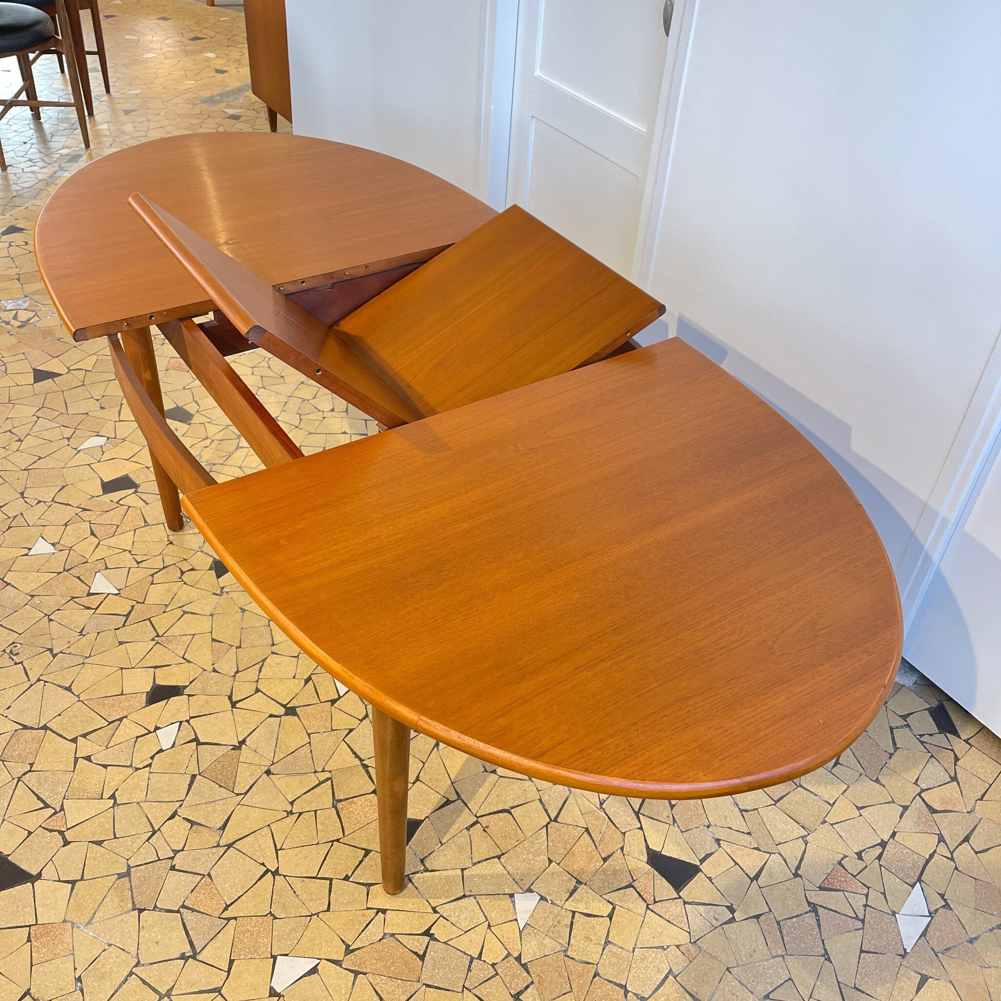 Oval table with butterfly extensions