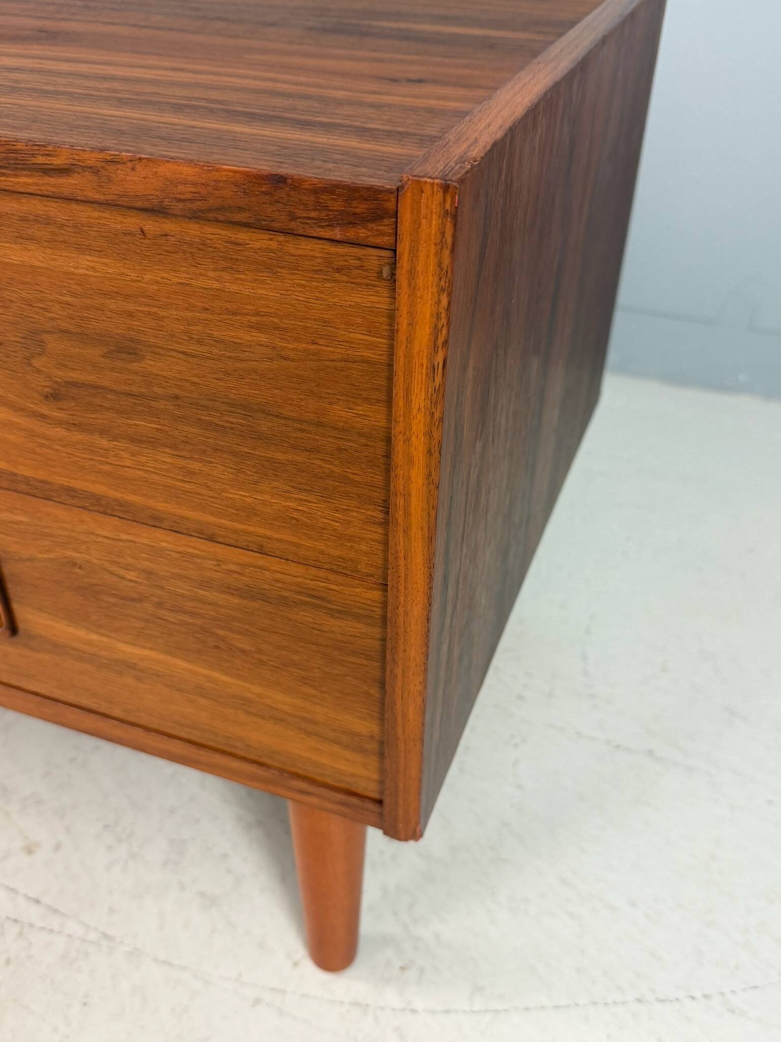 Commode basse danoise en teck à quatre tiroirs, années 1960