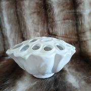 Vase pique fleurs en porcelaine blanche