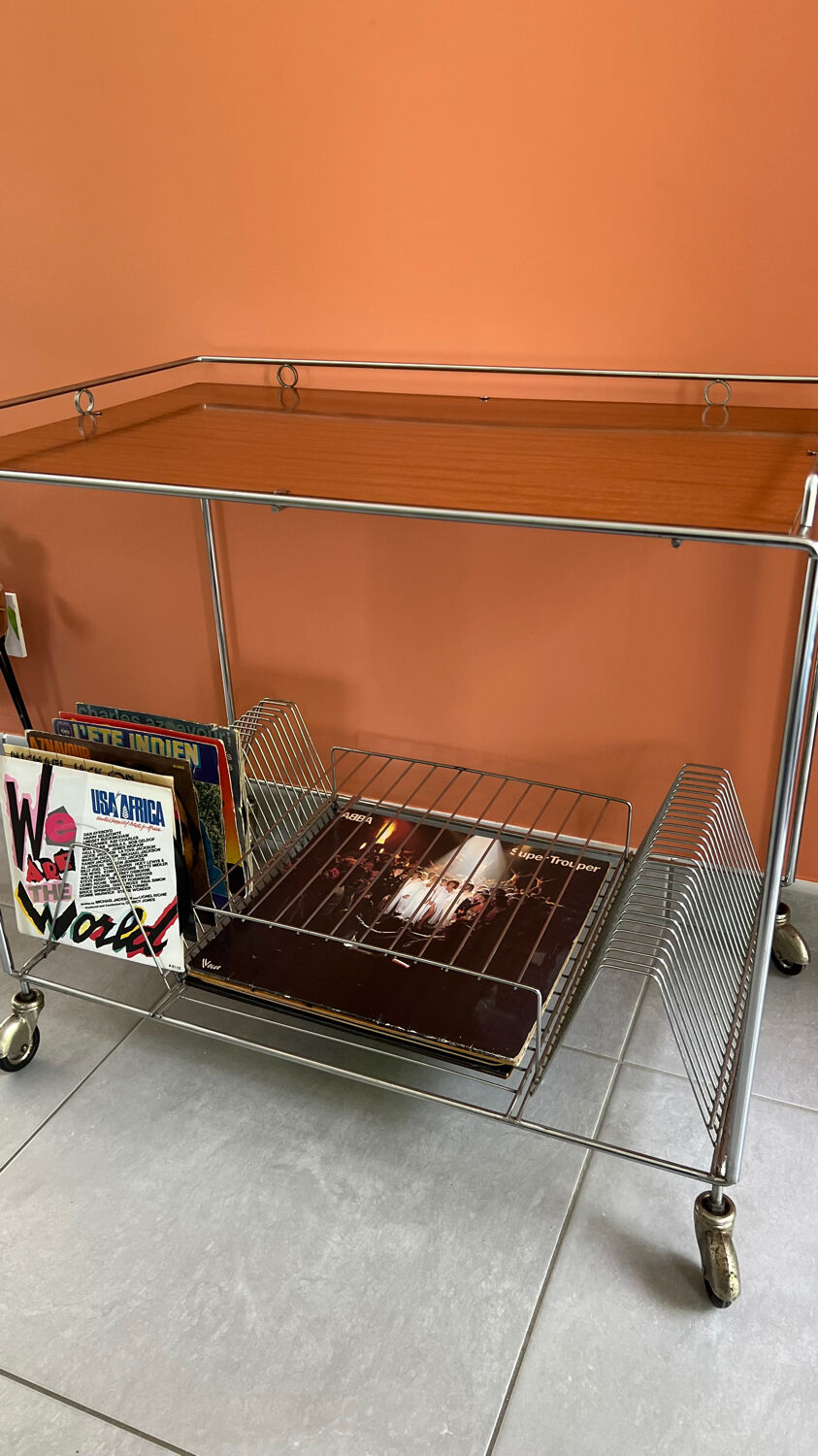 Table for turntable and vinyls