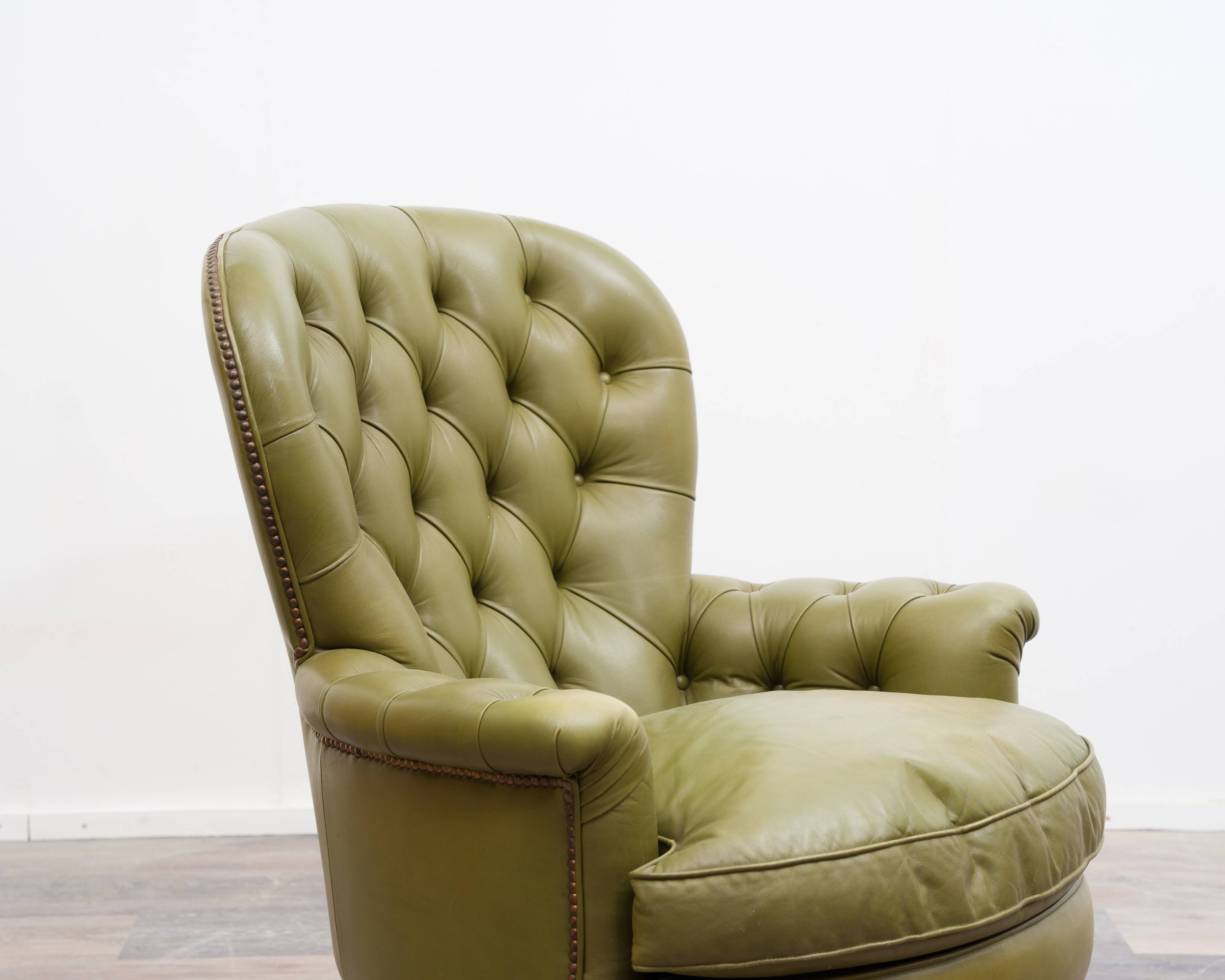 Fauteuil Chesterfield en cuir vert olive