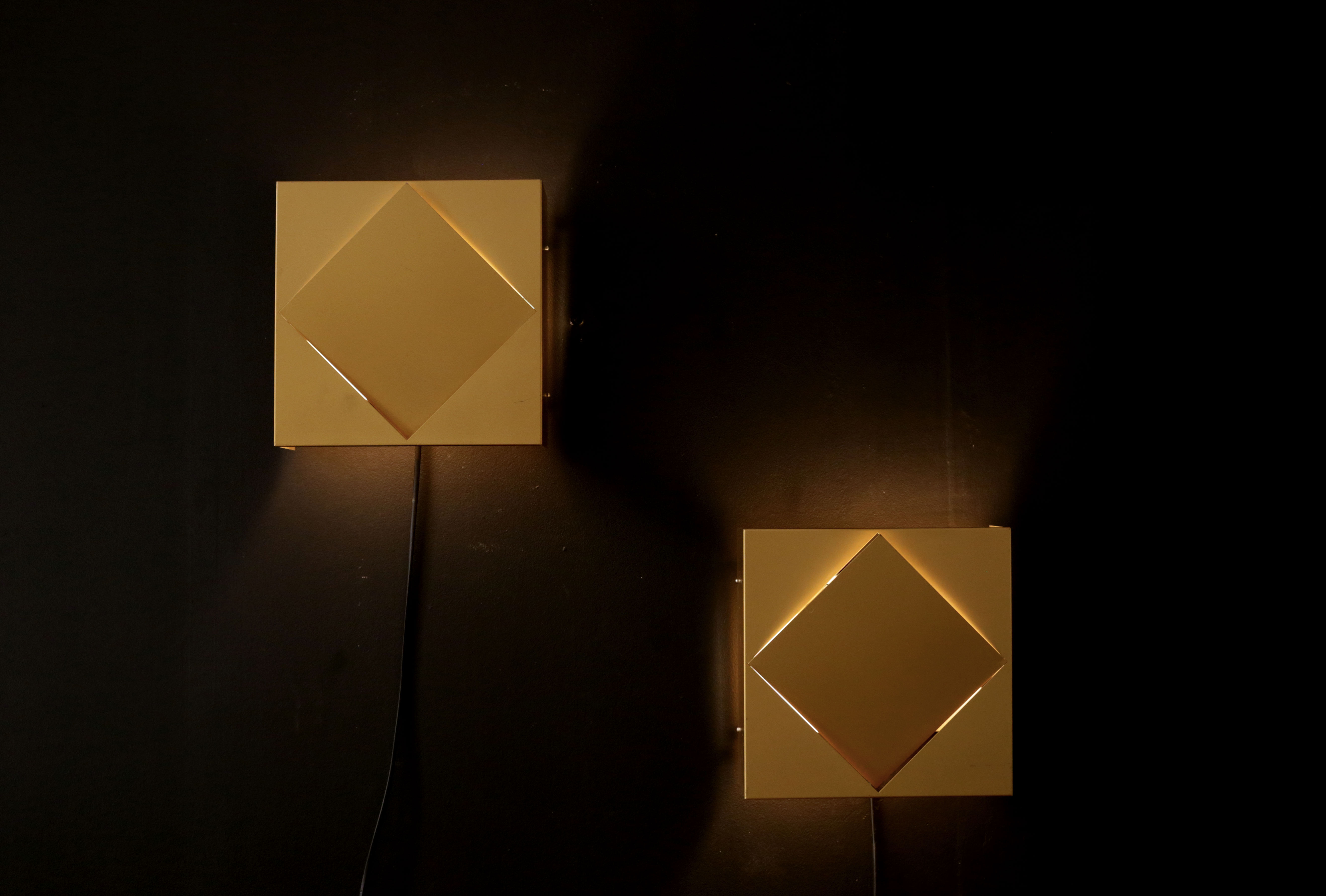 Golden wall light Raak