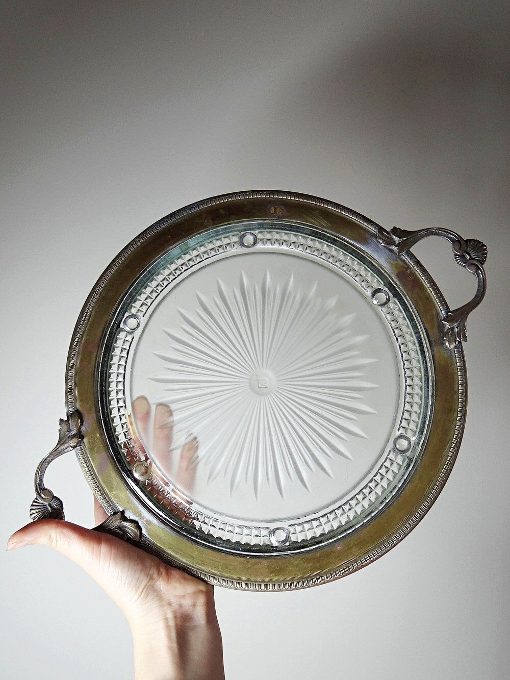 Plateau with handles, moulded glass and brass, Verlys, vintage Art Deco 1930-1940.