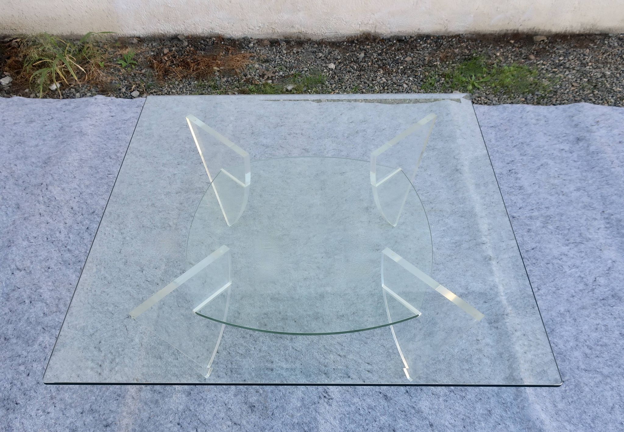 Table basse design années 1980 en verre et perspex (lucite)