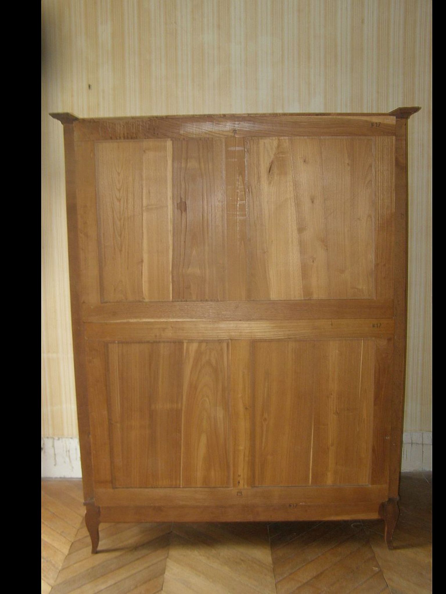Solid oak cabinet from the 60s 2 doors with locks and keys