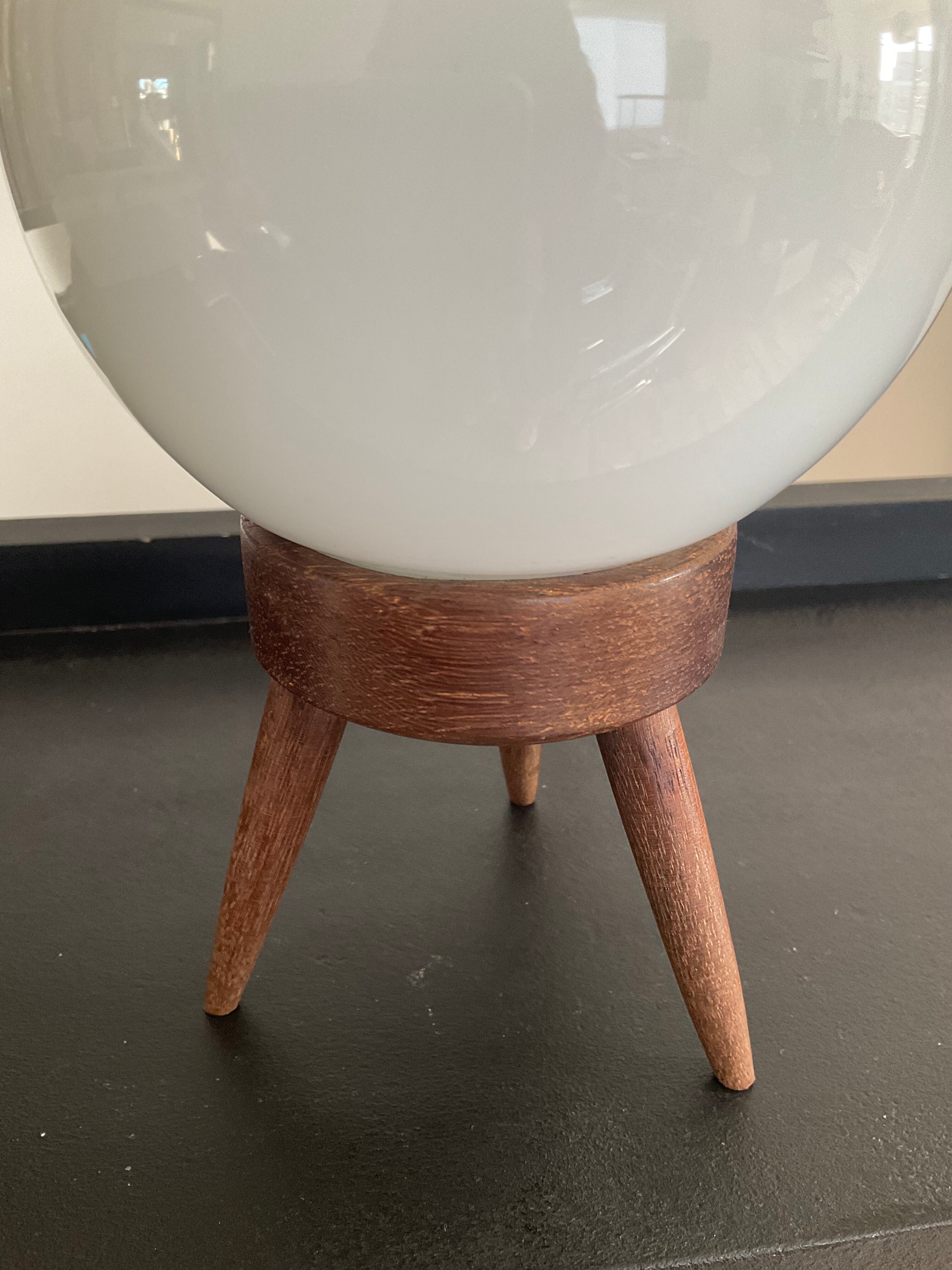 Scandinavian lamp tripod foot in teak and opaline globe 60s