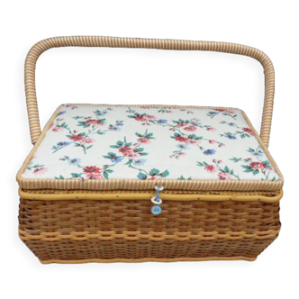 Wicker and scoubidou sewing box