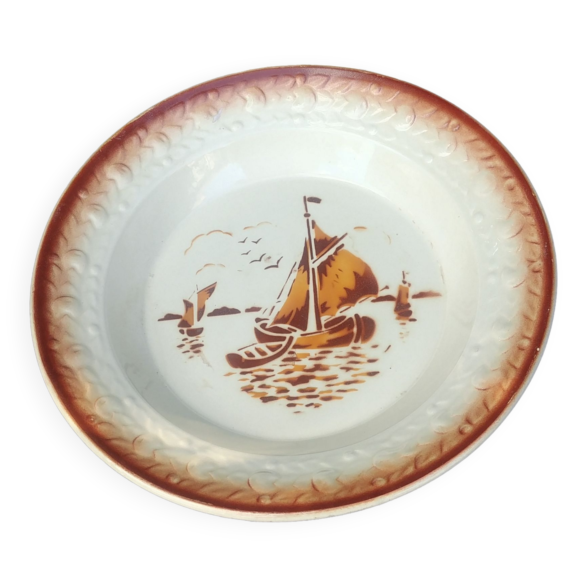 Hollow serving dish of the faiencerie Saint Amand ML model Godefroy