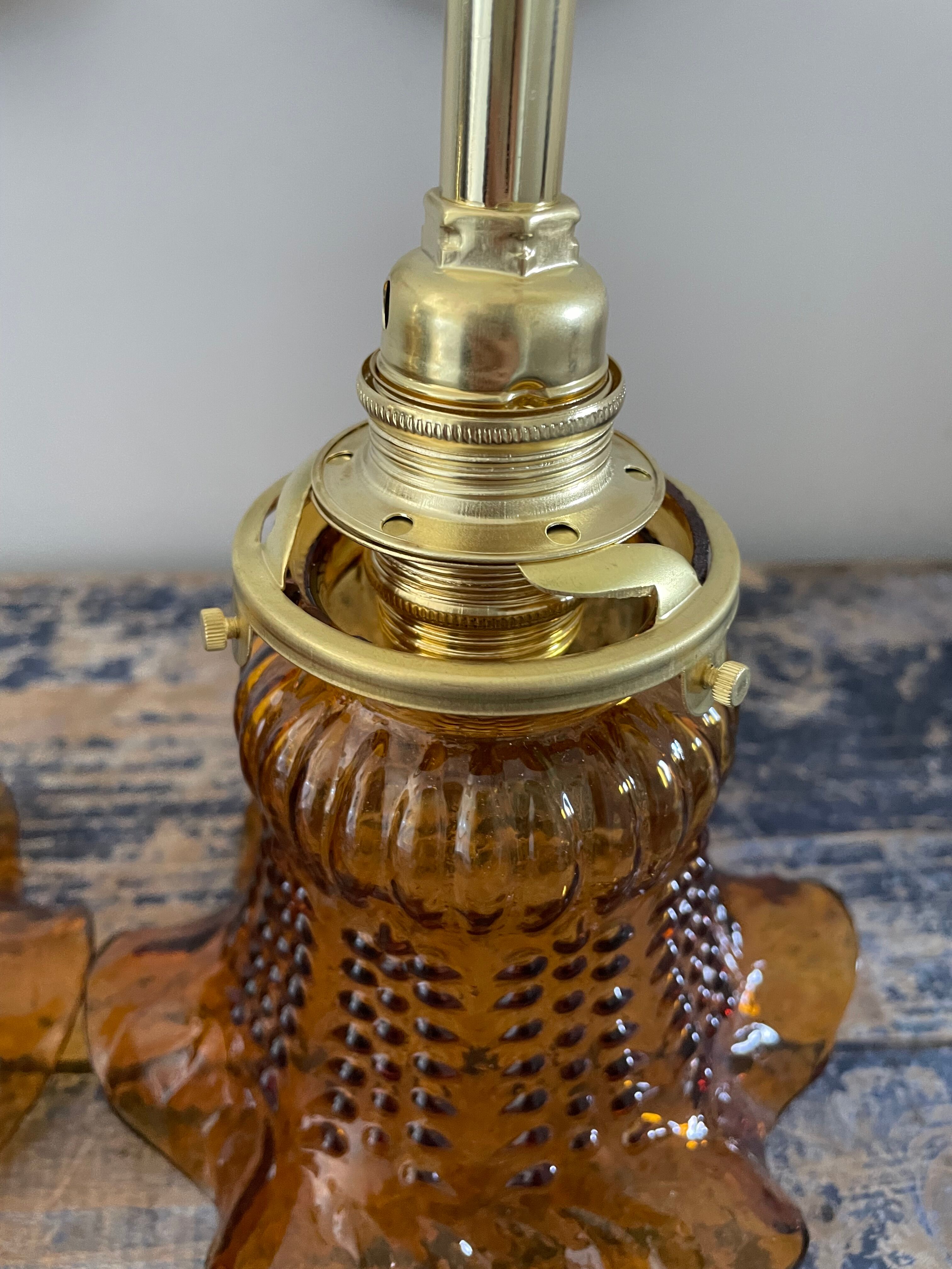 Paire d’appliques vintage en verre ciselé ambré