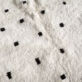 Berber carpet Béni Ouarain with large black and white polka dots and thick wool